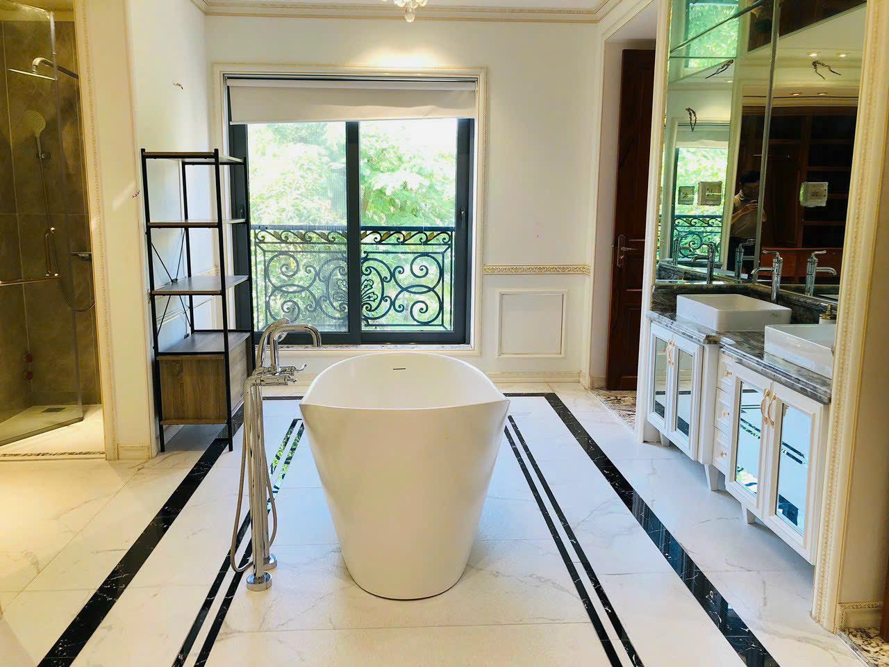 Bán hoặc cho thuê biệt thự Nam Thông 3 Phú Mỹ Hưng, Quận 7 căn góc có 5 phòng ngủ view công viên 11