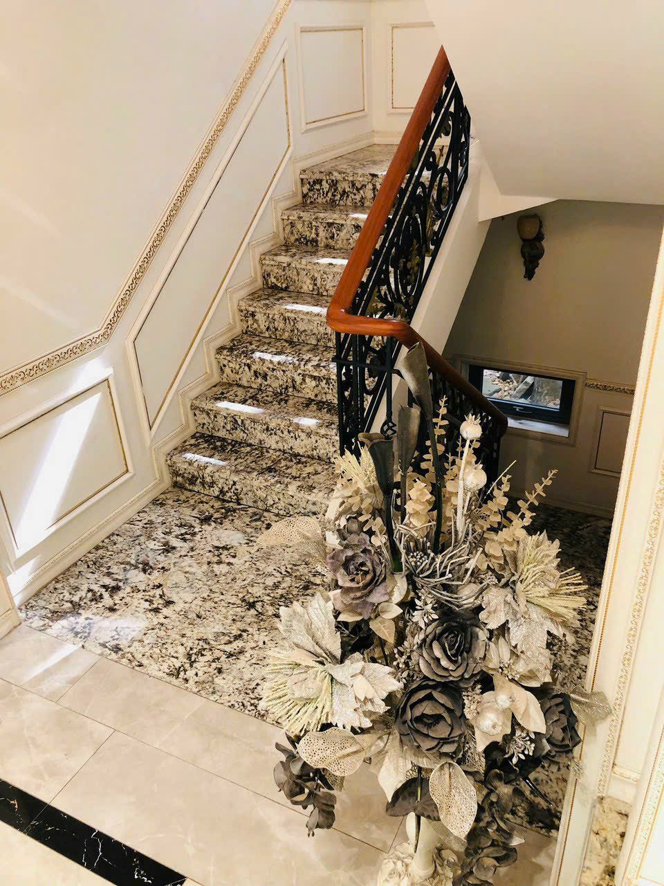 Bán hoặc cho thuê biệt thự Nam Thông 3 Phú Mỹ Hưng, Quận 7 căn góc có 5 phòng ngủ view công viên 10