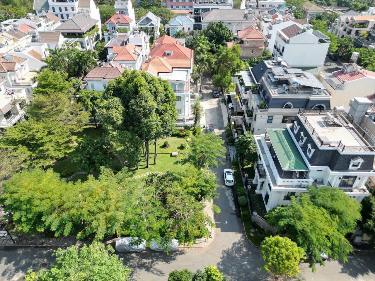 Bán hoặc cho thuê biệt thự Nam Thông 3 Phú Mỹ Hưng, Quận 7 căn góc có 5 phòng ngủ view công viên 9