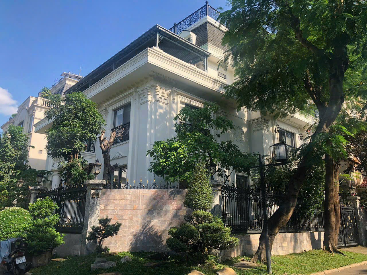 Bán hoặc cho thuê biệt thự Nam Thông 3 Phú Mỹ Hưng, Quận 7 căn góc có 5 phòng ngủ view công viên 5