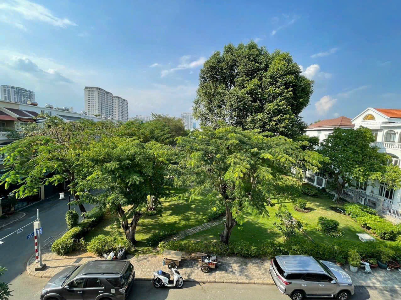 Bán hoặc cho thuê biệt thự Nam Thông 3 Phú Mỹ Hưng, Quận 7 căn góc có 5 phòng ngủ view công viên 4