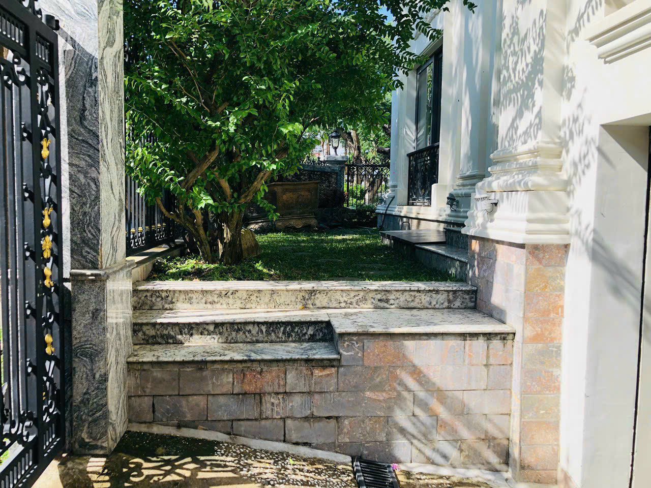 Bán hoặc cho thuê biệt thự Nam Thông 3 Phú Mỹ Hưng, Quận 7 căn góc có 5 phòng ngủ view công viên 2