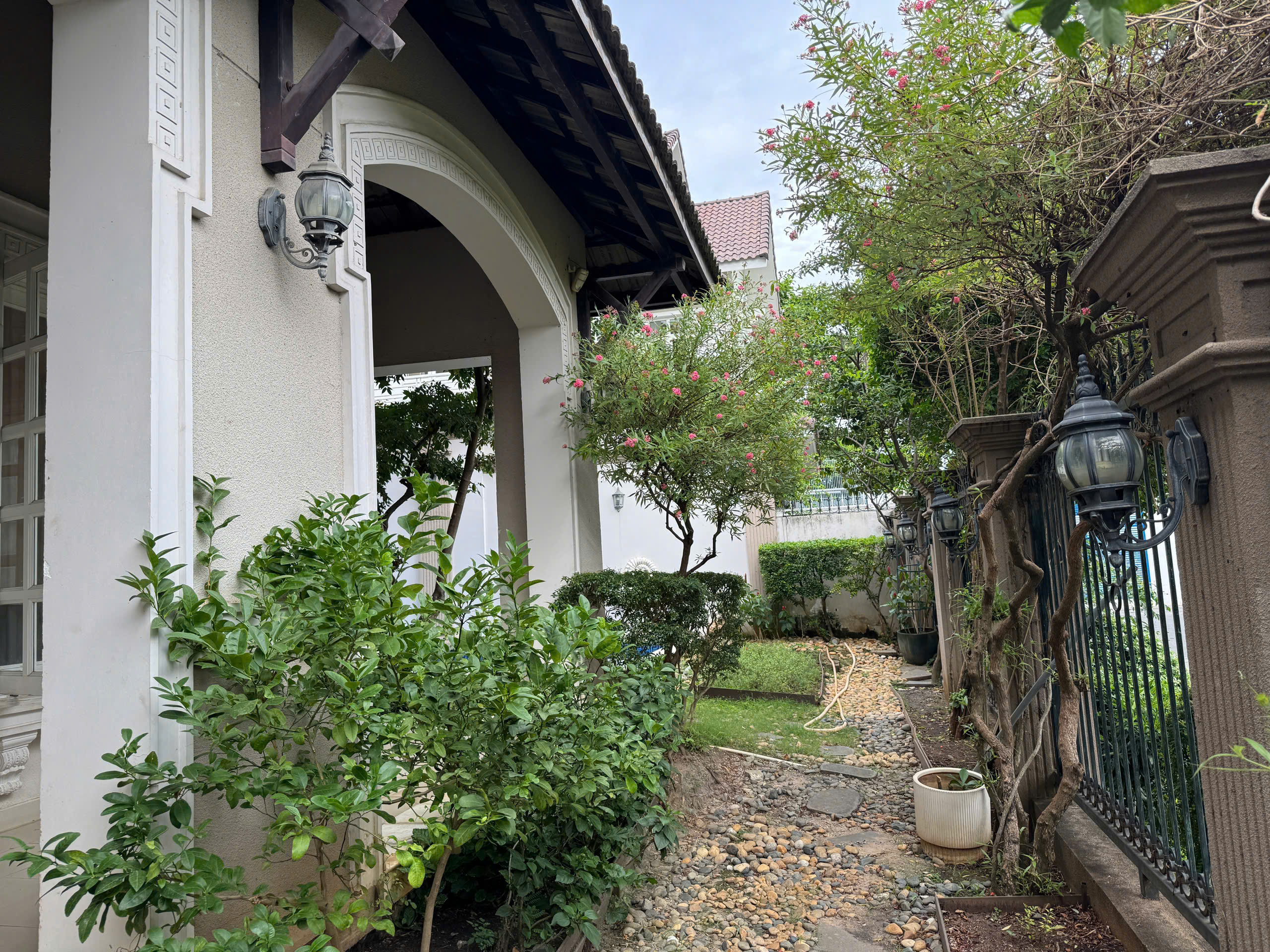 Bán hoặc cho thuê biệt thự Nguyễn Văn Hưởng, Thảo Điền, Tp Thủ Đức thiết kế 3 phòng ngủ, có hồ bơi – 9