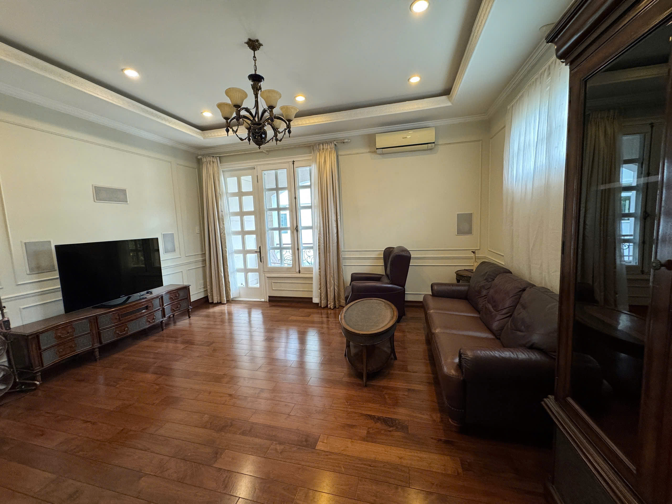 Bán hoặc cho thuê biệt thự Nguyễn Văn Hưởng, Thảo Điền, Tp Thủ Đức thiết kế 3 phòng ngủ, có hồ bơi – 7