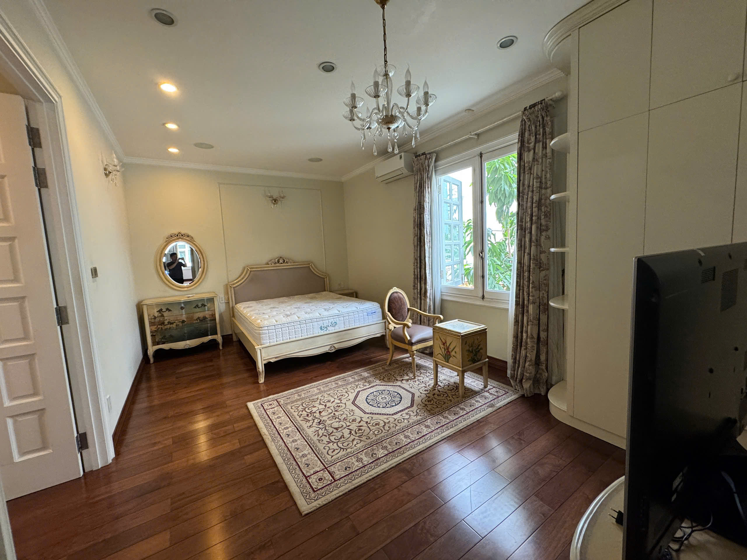 Bán hoặc cho thuê biệt thự Nguyễn Văn Hưởng, Thảo Điền, Tp Thủ Đức thiết kế 3 phòng ngủ, có hồ bơi – 5