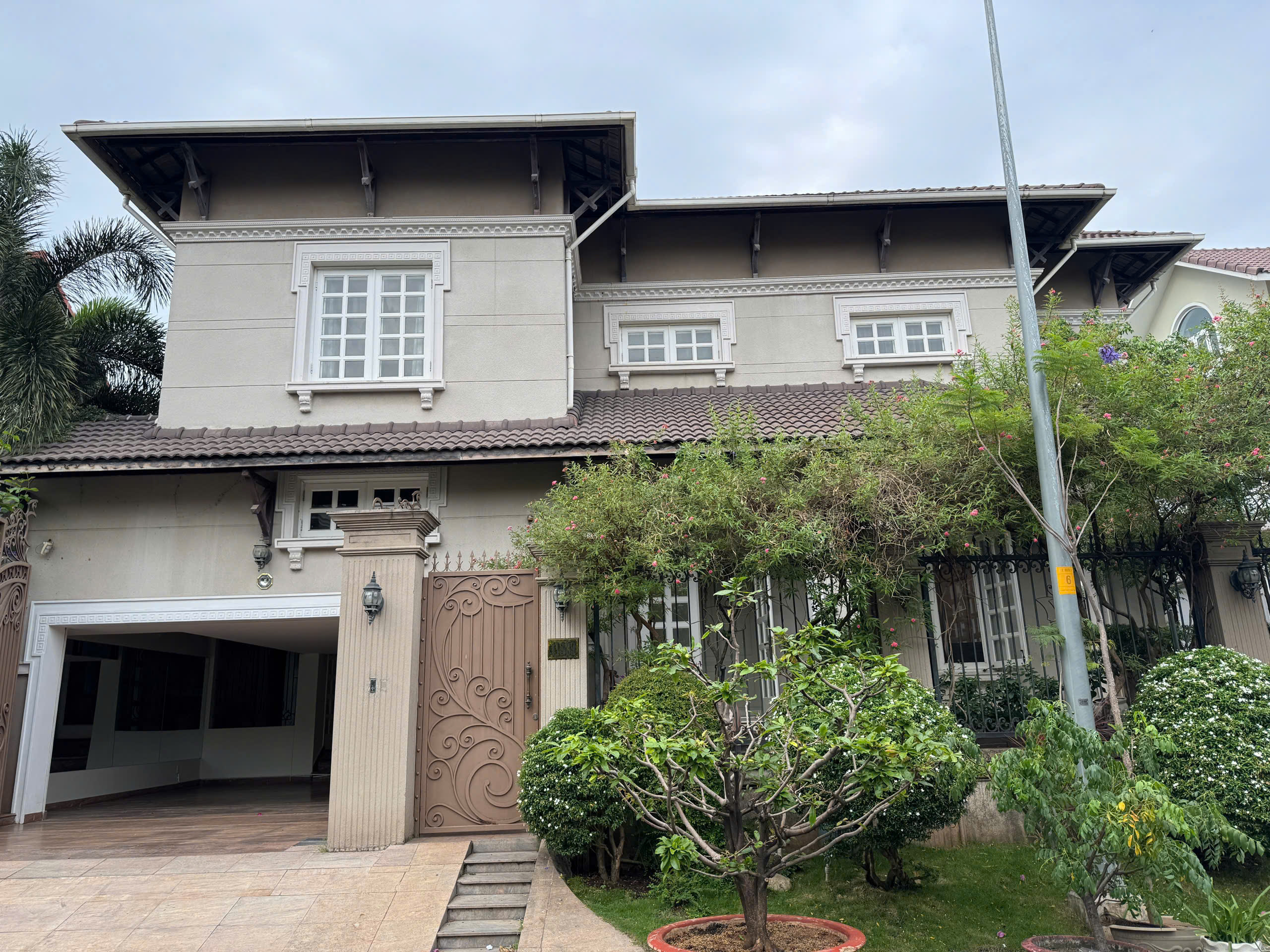 Bán hoặc cho thuê biệt thự Nguyễn Văn Hưởng, Thảo Điền, Tp Thủ Đức thiết kế 3 phòng ngủ, có hồ bơi – 4