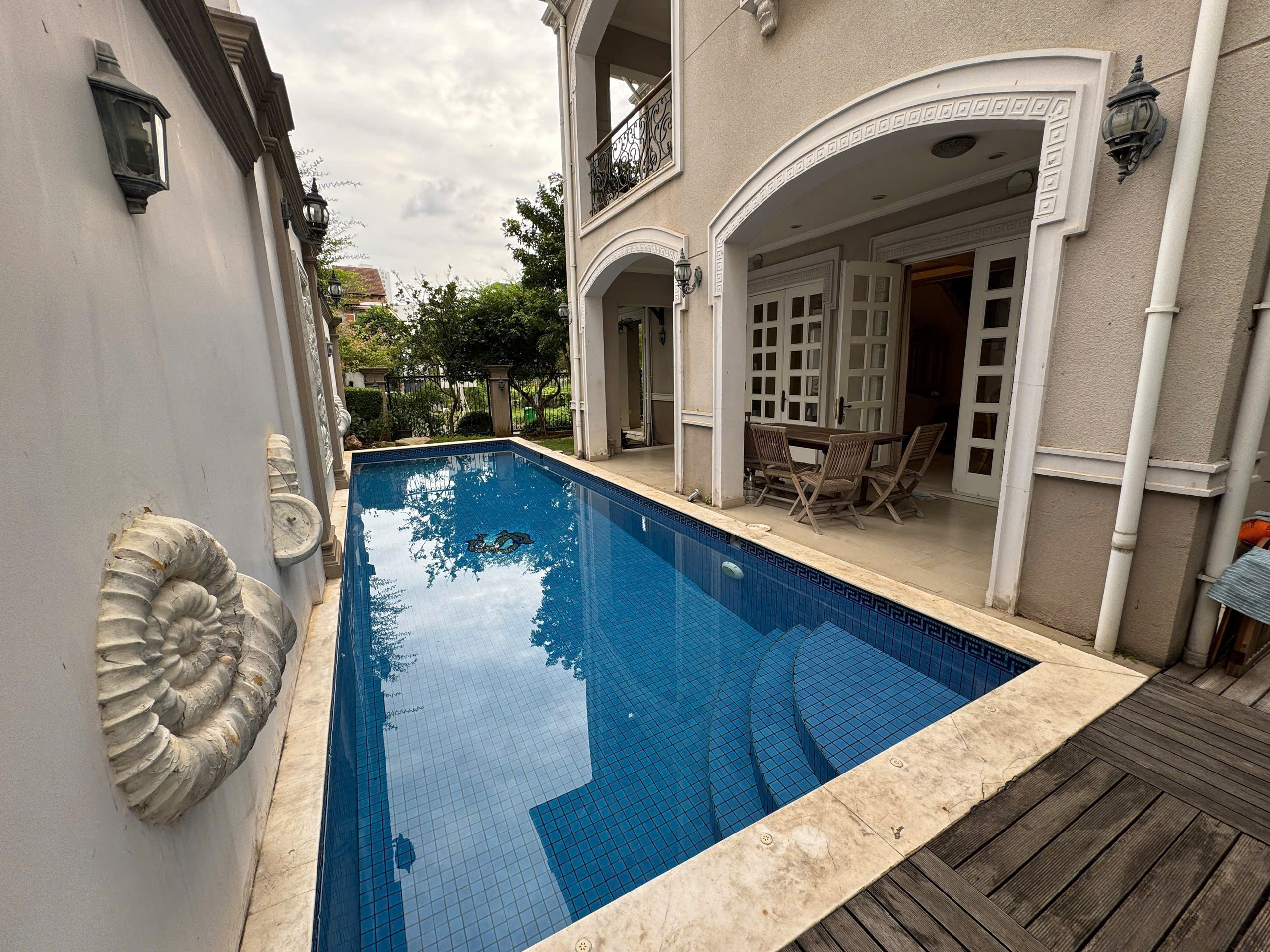 Bán hoặc cho thuê biệt thự Nguyễn Văn Hưởng, Thảo Điền, Tp Thủ Đức thiết kế 3 phòng ngủ, có hồ bơi – 3