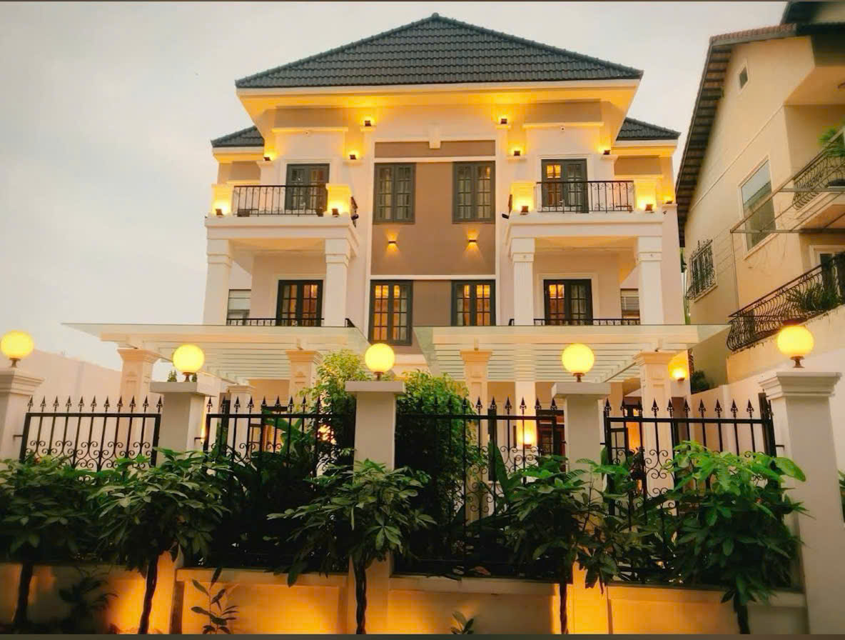 Cho thuê biệt thự Nguyễn Văn Linh, Quận 7 thiết kế 5 phòng ngủ có hồ bơi riêng nội thất cao cấp