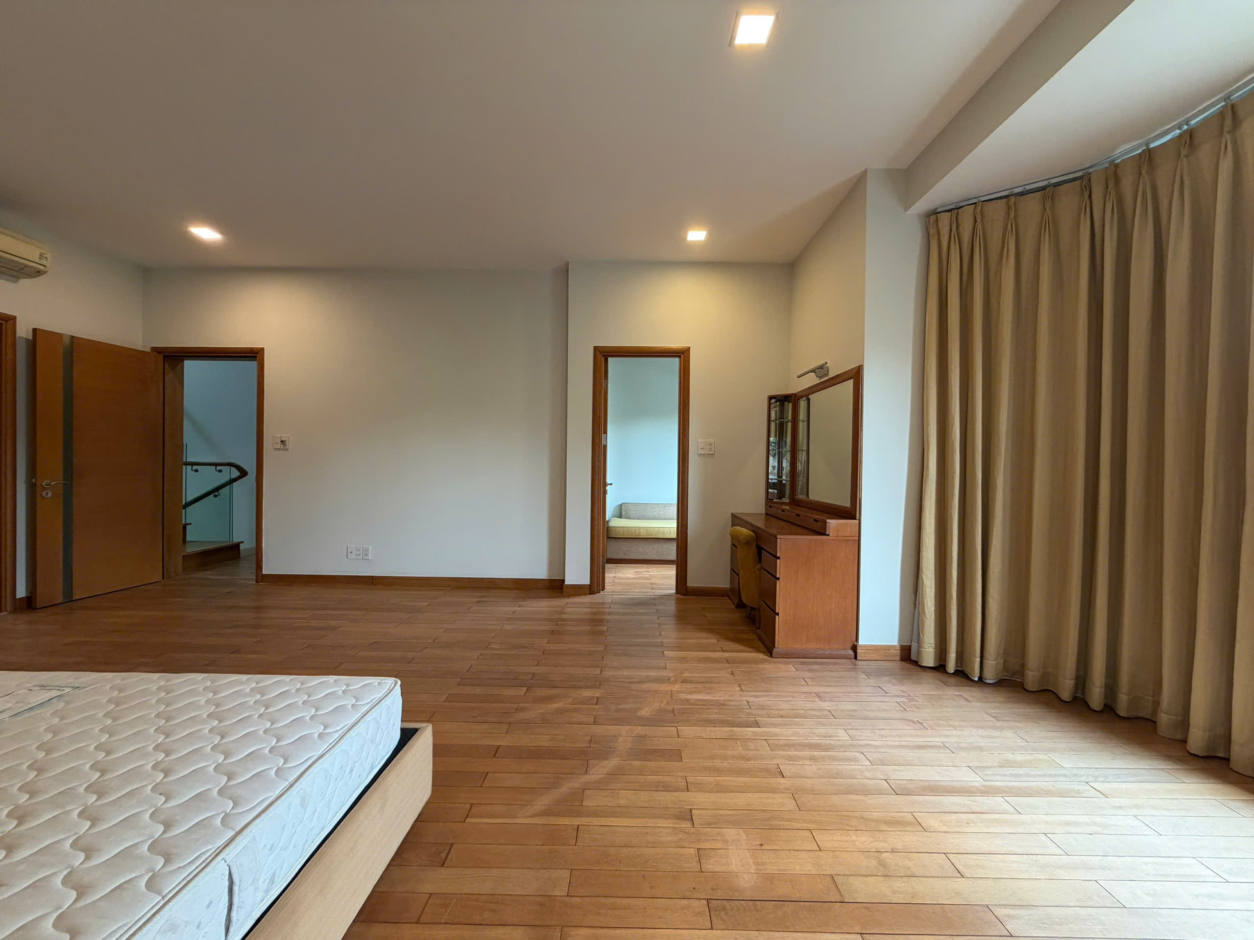 Cho thuê biệt thự Phú Gia Phú Mỹ Hưng xây trệt + lầu có 4 phòng ngủ sân vườn – 317.3m2 2