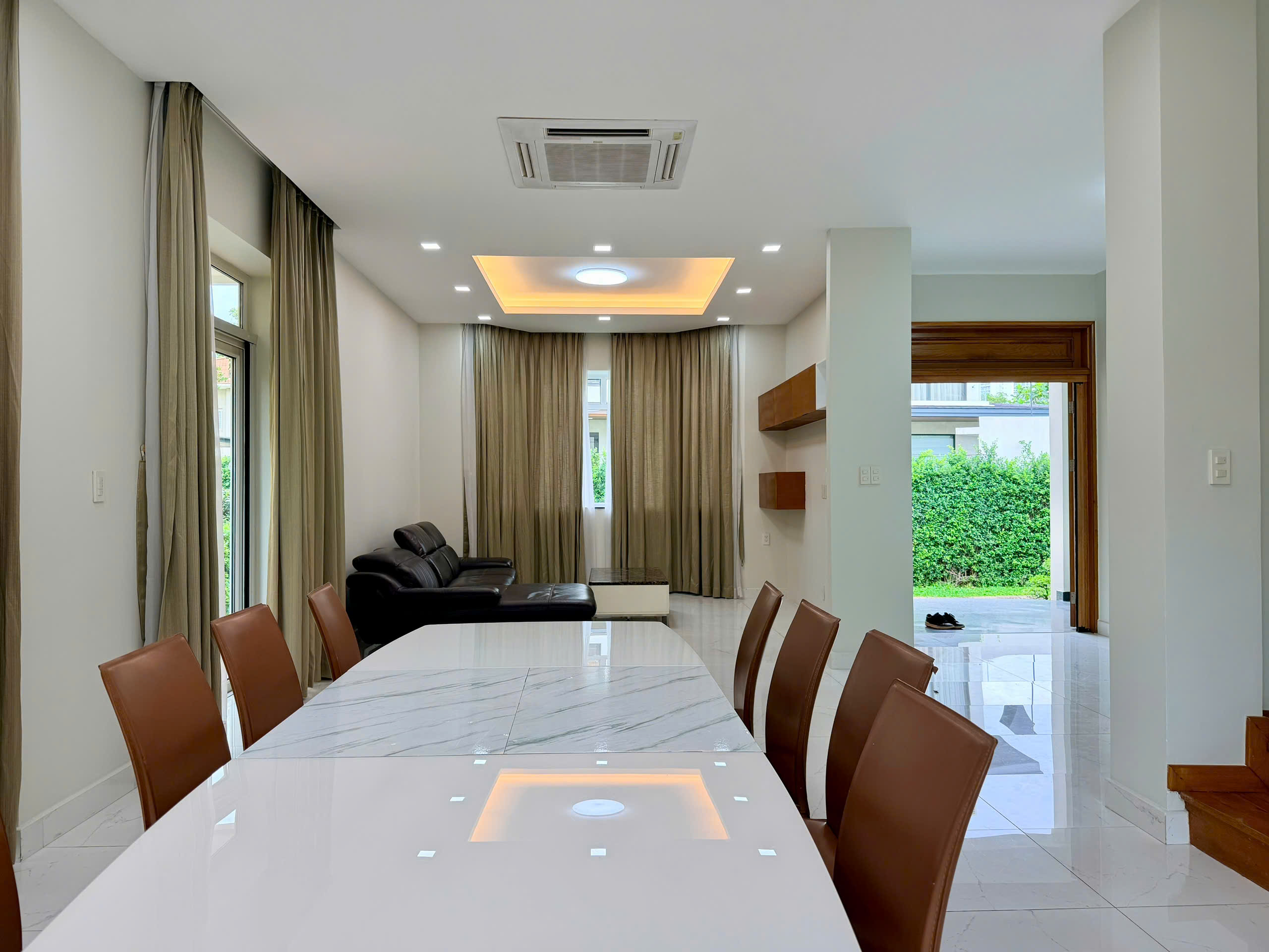 Cho thuê biệt thự Phú Gia Phú Mỹ Hưng xây trệt + lầu có 4 phòng ngủ sân vườn – 317.3m2 1