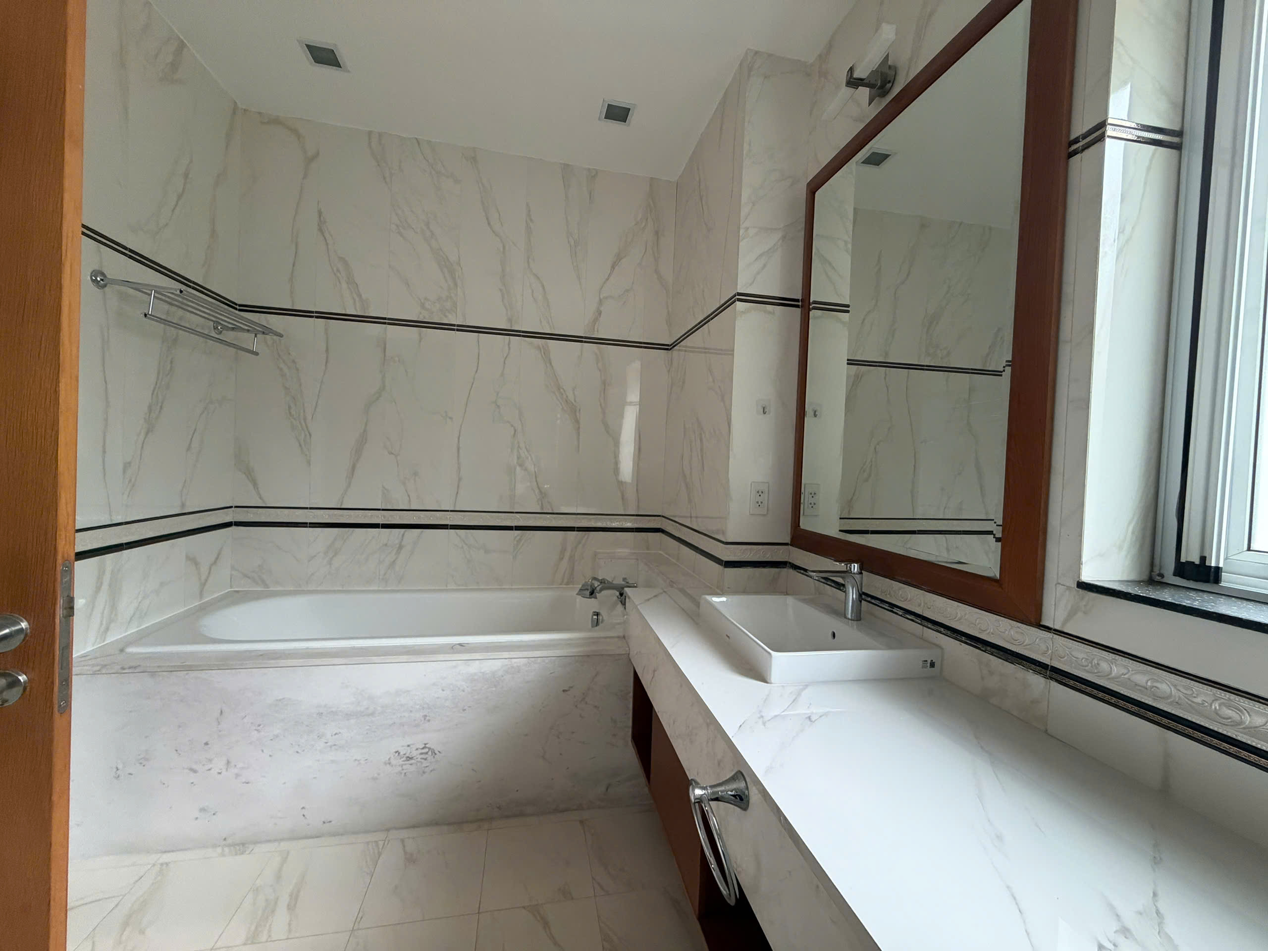 Cho thuê biệt thự Phú Gia Phú Mỹ Hưng xây trệt + lầu có 4 phòng ngủ sân vườn – 317.3m2 12