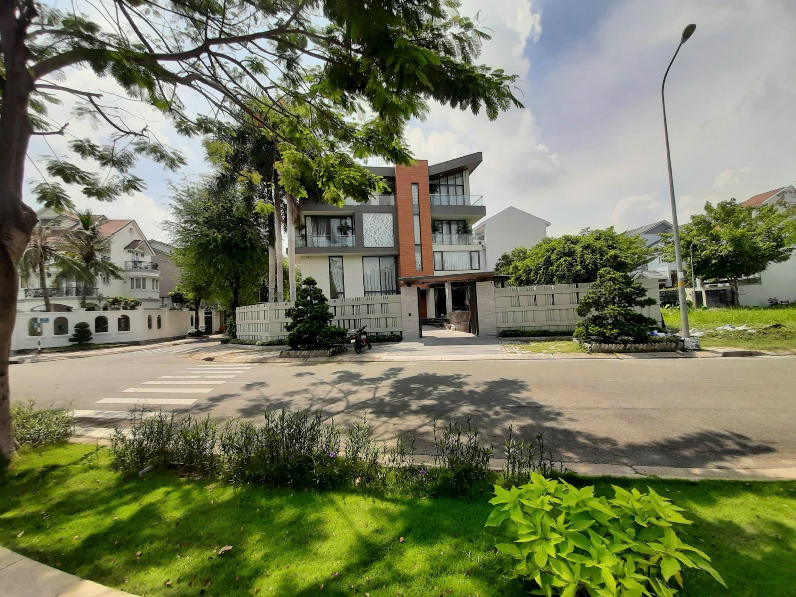 Bán biệt thự Phú Mỹ Vạn Phát Hưng, Quận 7 căn góc 2 mặt tiền view công viên 8