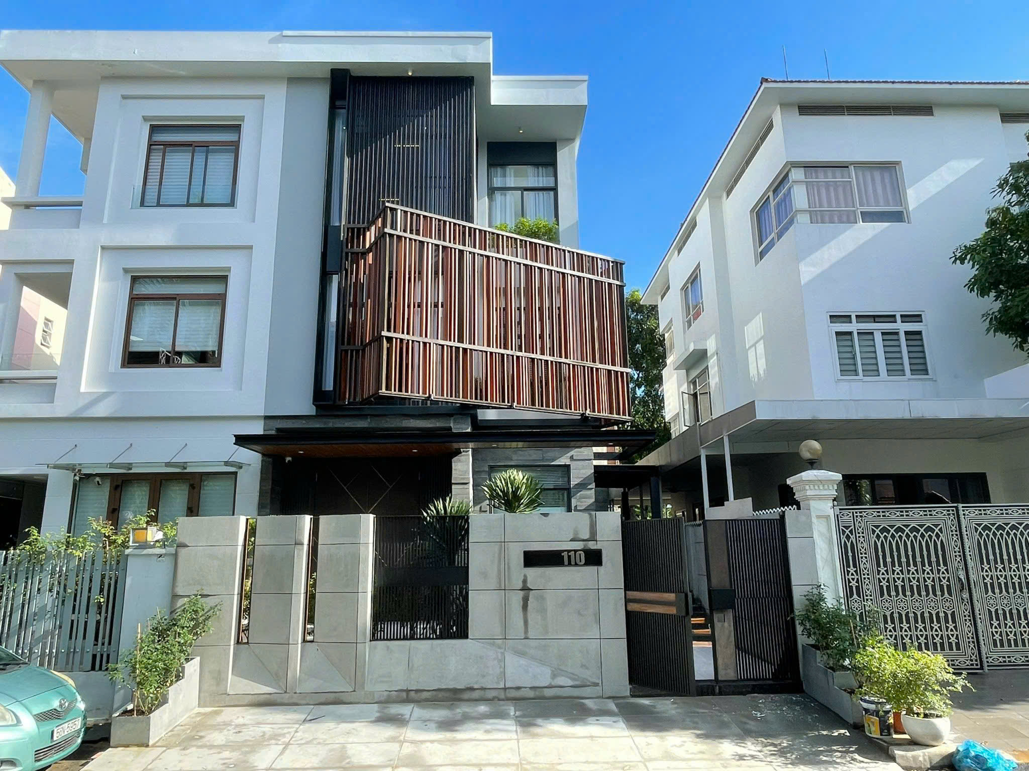 Cho thuê biệt thự song lập 110 Mỹ Hưng, Phú Mỹ Hưng xây 3 tầng sân vườn rộng có nội thất – 157.7m2