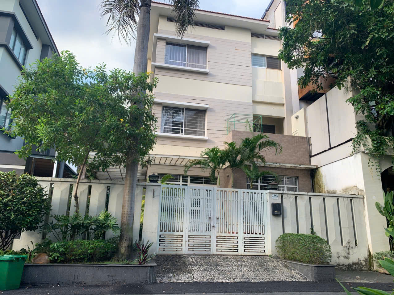 Bán biệt thự song lập Mỹ Hoàng, Phú Mỹ Hưng, Quận 7 có 3 tầng thiết kế rộng rãi thoáng mát