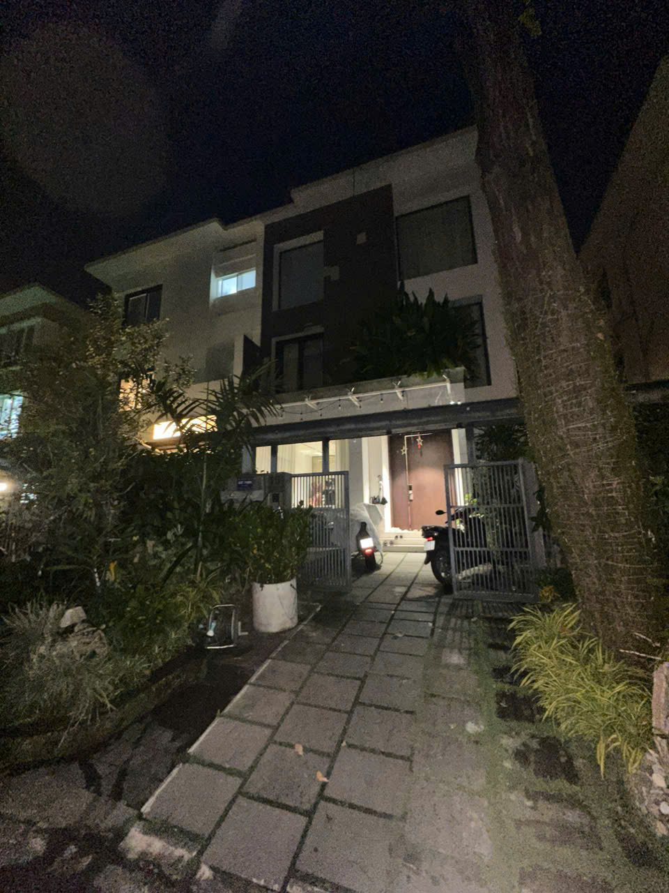 Bán hoặc cho thuê biệt thự song lập Mỹ Kim 2 Phú Mỹ Hưng, Quận 7 có 4 phòng ngủ, khu VIP 1