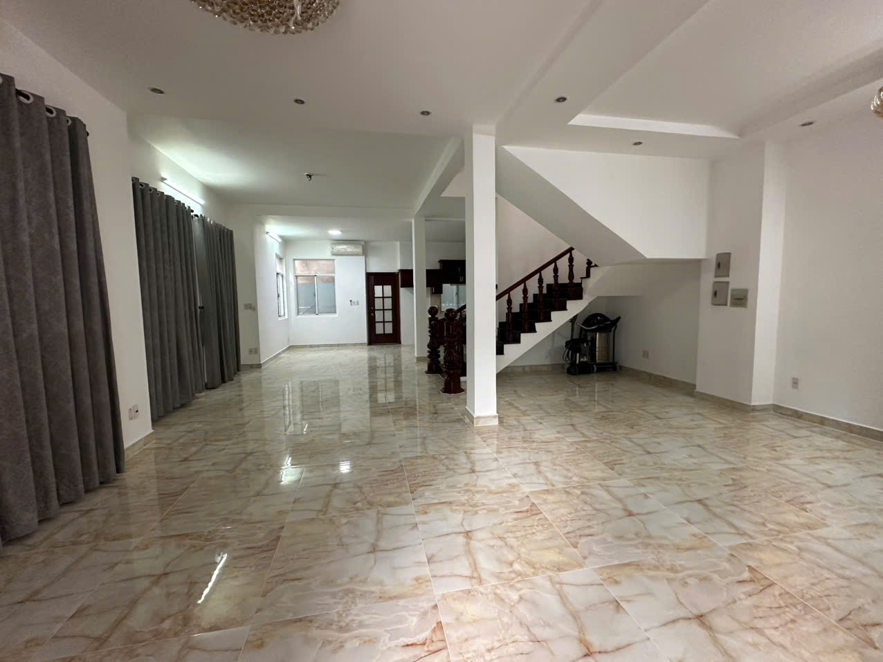 Cho thuê biệt thự song lập Mỹ Kim 2 Phú Mỹ Hưng, Quận 7 xây trệt + 2 lầu có 4 phòng ngủ 6