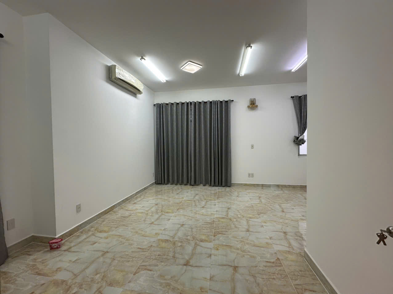 Cho thuê biệt thự song lập Mỹ Kim 2 Phú Mỹ Hưng, Quận 7 xây trệt + 2 lầu có 4 phòng ngủ 5