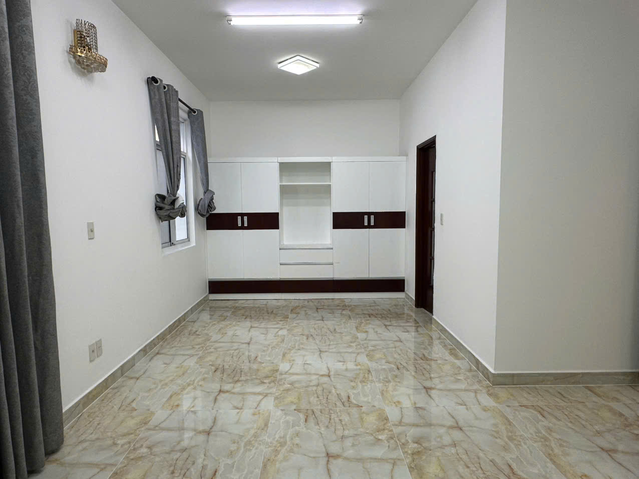 Cho thuê biệt thự song lập Mỹ Kim 2 Phú Mỹ Hưng, Quận 7 xây trệt + 2 lầu có 4 phòng ngủ 4