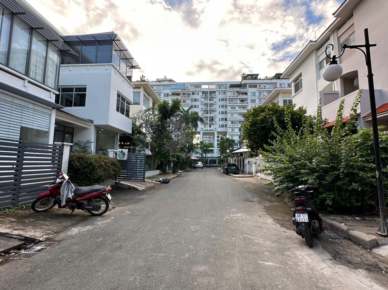 Cho thuê biệt thự song lập Mỹ Kim 2 Phú Mỹ Hưng, Quận 7 xây trệt + 2 lầu có 4 phòng ngủ 3