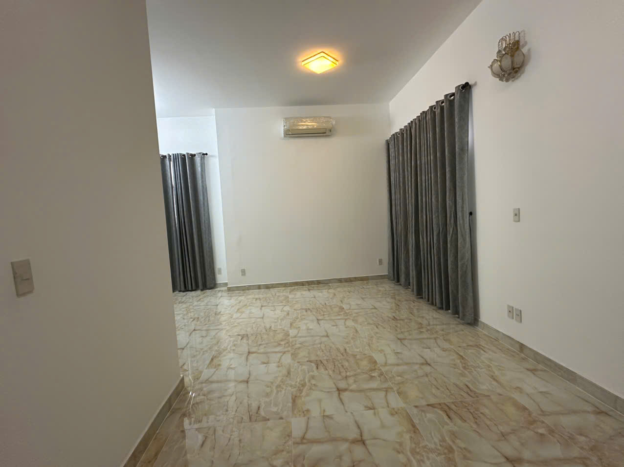 Cho thuê biệt thự song lập Mỹ Kim 2 Phú Mỹ Hưng, Quận 7 xây trệt + 2 lầu có 4 phòng ngủ 12