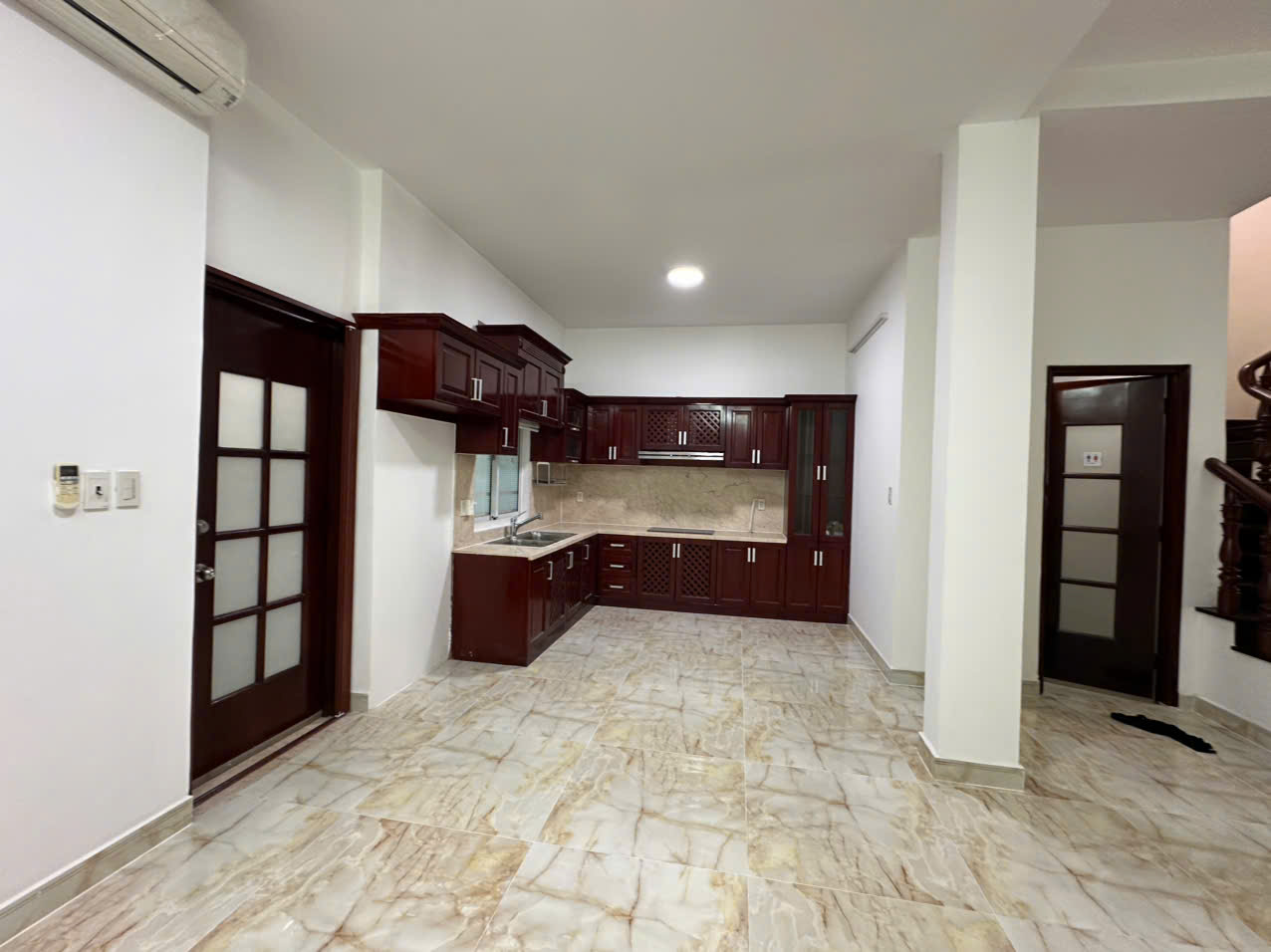 Cho thuê biệt thự song lập Mỹ Kim 2 Phú Mỹ Hưng, Quận 7 xây trệt + 2 lầu có 4 phòng ngủ 7