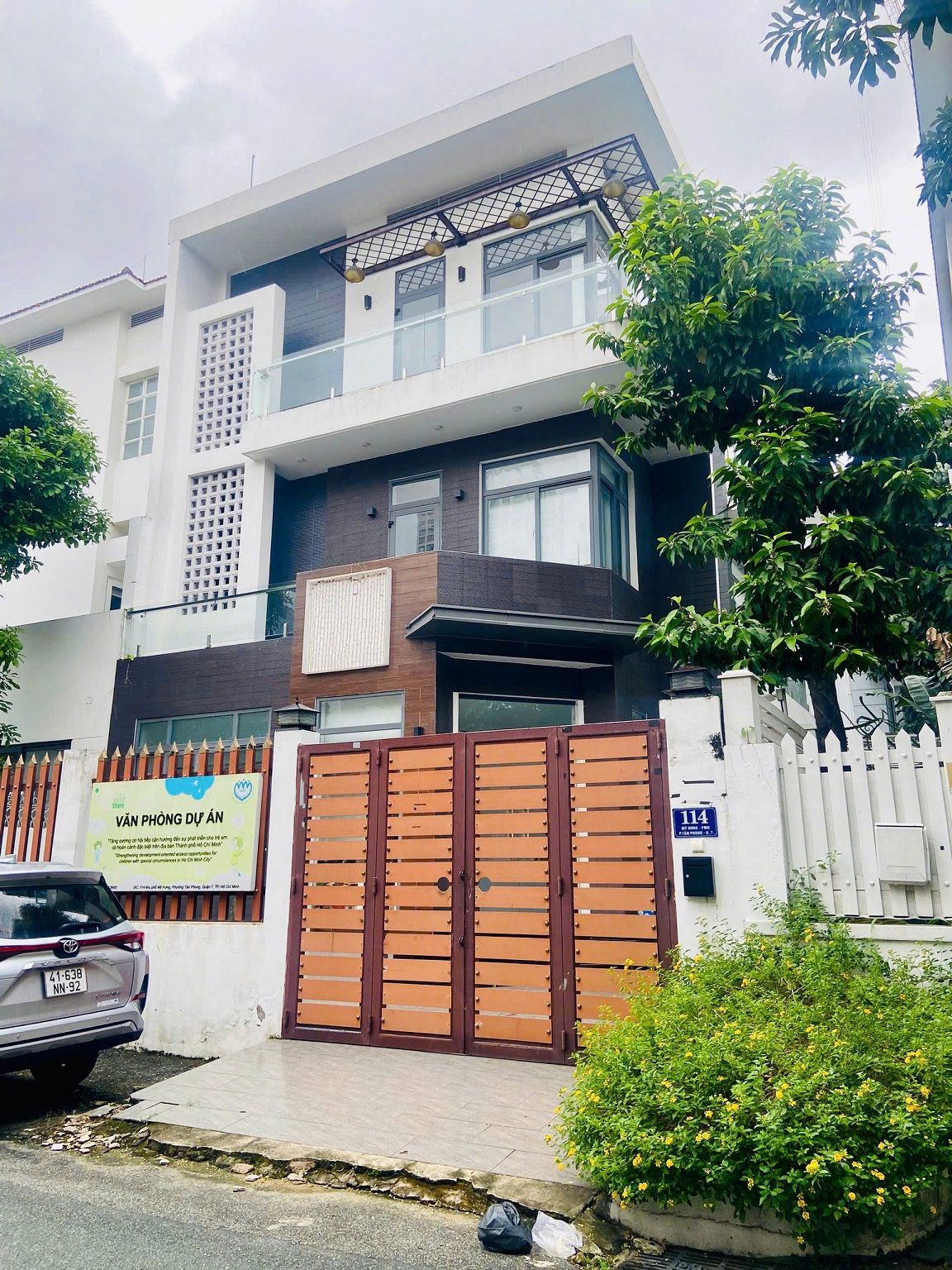 Bán biệt thự song lập Phú Mỹ Hưng xây 3 tầng vị trí đẹp đang cho thuê 2000 usd/tháng – 180.5m2 3