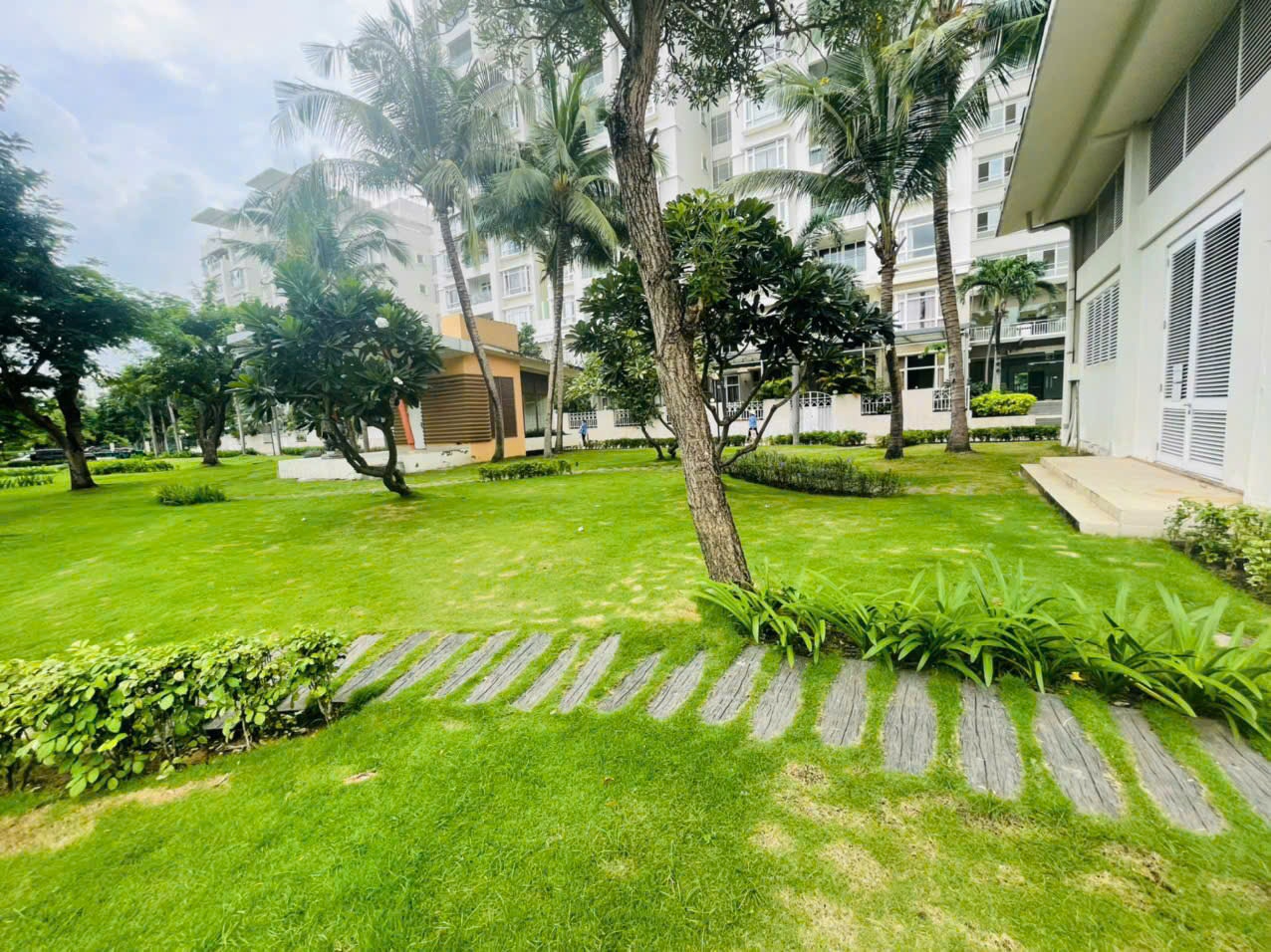 Cho thuê căn hộ biệt thự Riverside Phú Mỹ Hưng, Quận 7 có 6 phòng ngủ, sân vườn, hồ bơi chung 3