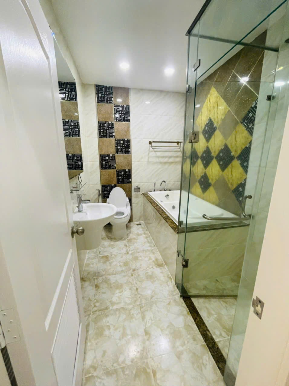 Cho thuê căn hộ biệt thự Riverside Phú Mỹ Hưng, Quận 7 có 6 phòng ngủ, sân vườn, hồ bơi chung 2