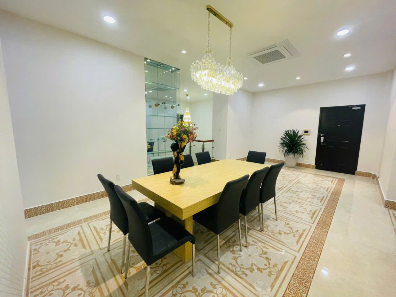 Cho thuê căn hộ biệt thự Riverside Phú Mỹ Hưng, Quận 7 có 6 phòng ngủ, sân vườn, hồ bơi chung 1