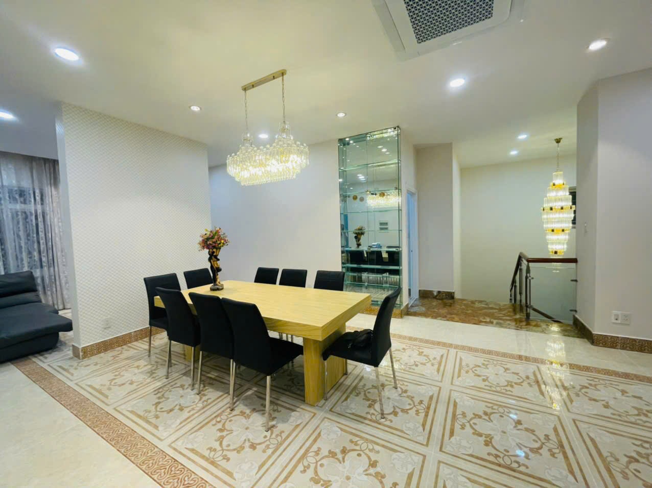 Cho thuê căn hộ biệt thự Riverside Phú Mỹ Hưng, Quận 7 có 6 phòng ngủ, sân vườn, hồ bơi chung 18