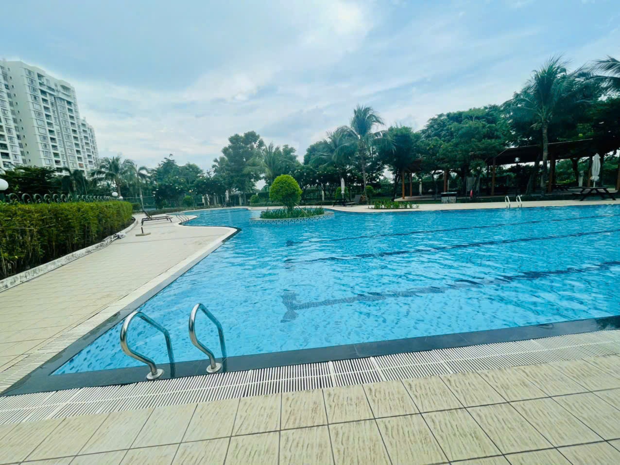 Cho thuê căn hộ biệt thự Riverside Phú Mỹ Hưng, Quận 7 có 6 phòng ngủ, sân vườn, hồ bơi chung 16