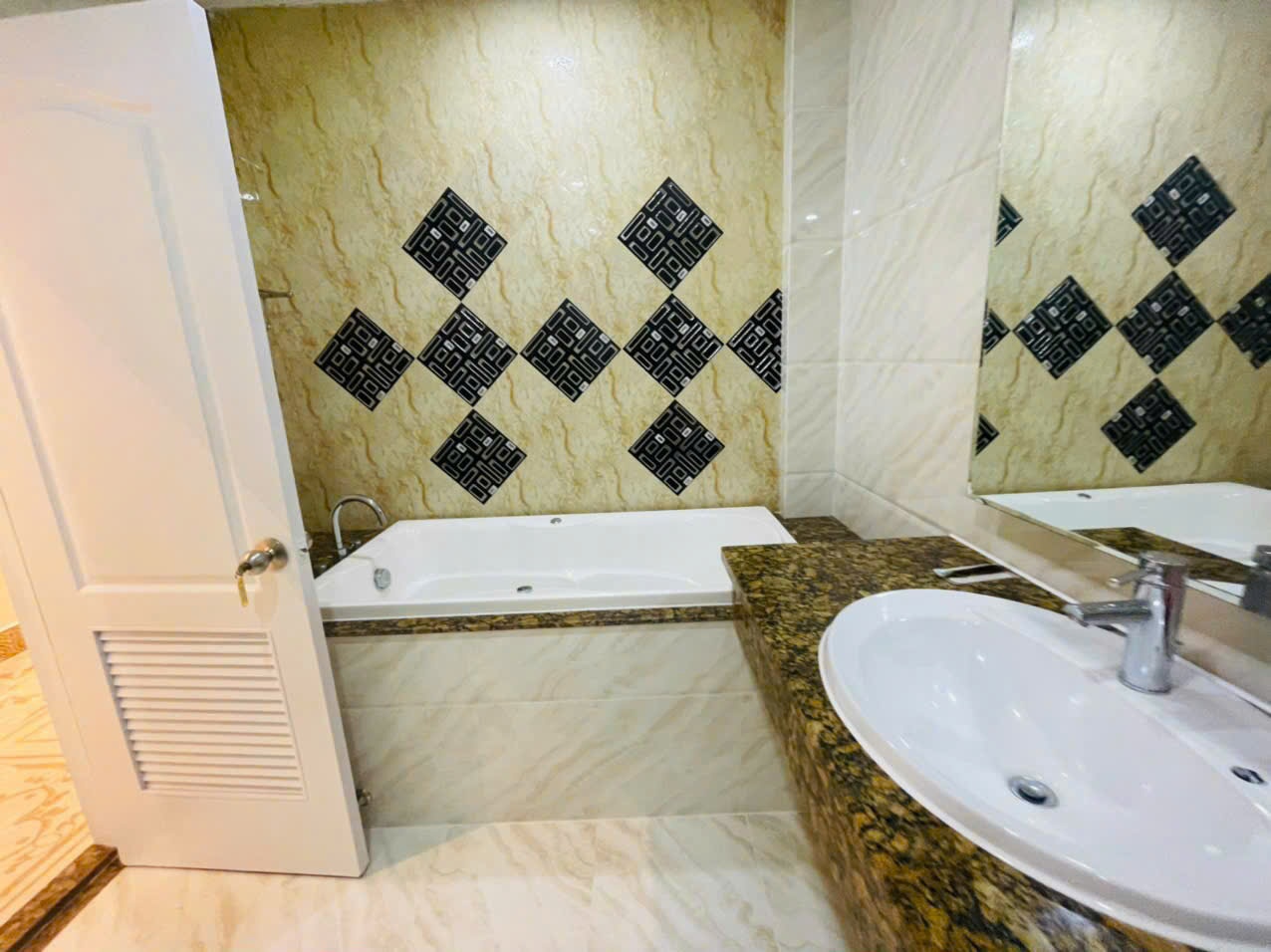 Cho thuê căn hộ biệt thự Riverside Phú Mỹ Hưng, Quận 7 có 6 phòng ngủ, sân vườn, hồ bơi chung 15