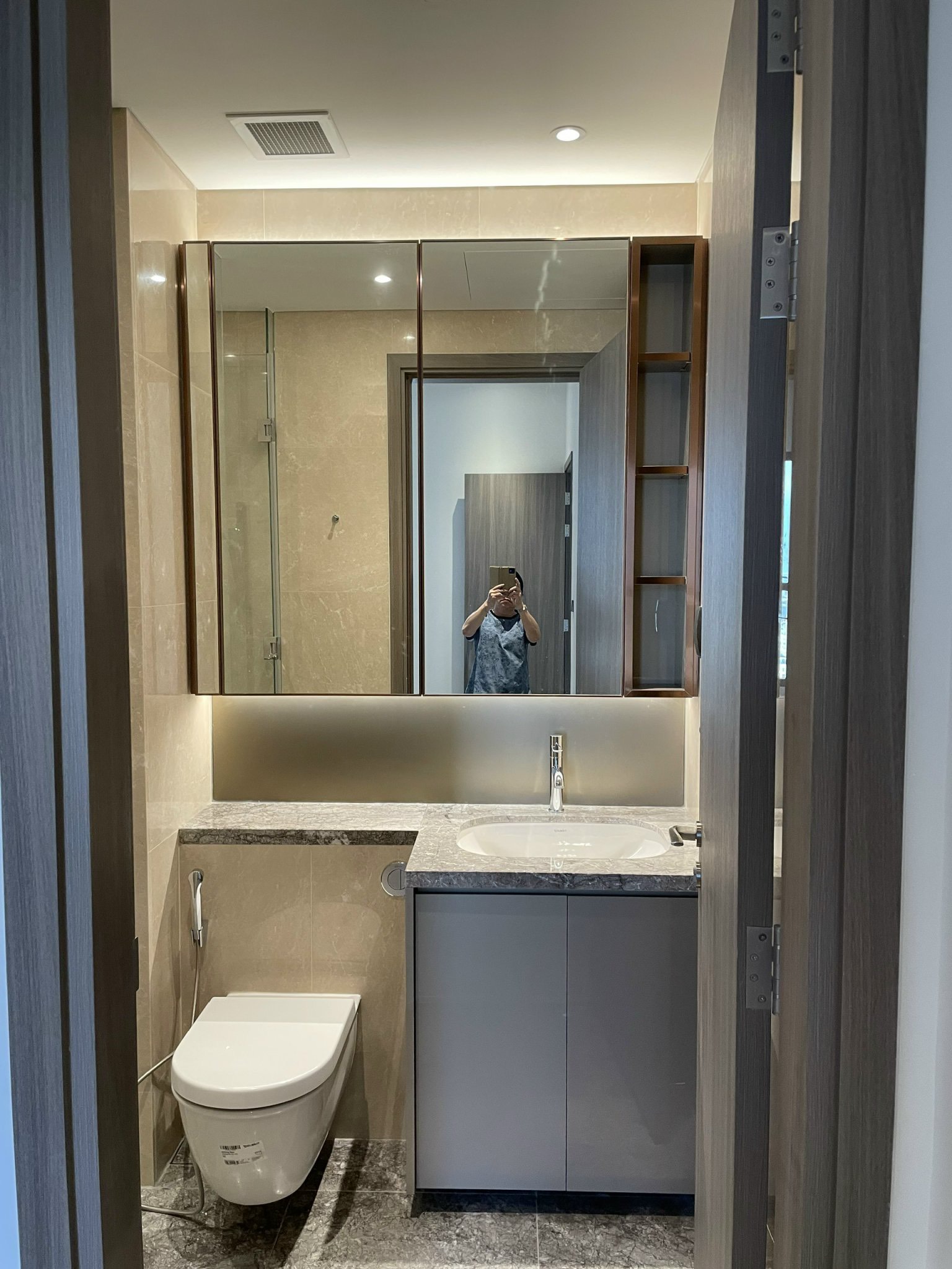 Bán căn hộ cao cấp The MarQ, Quận 1 có 2 phòng ngủ, lầu cao, view Landmark 12