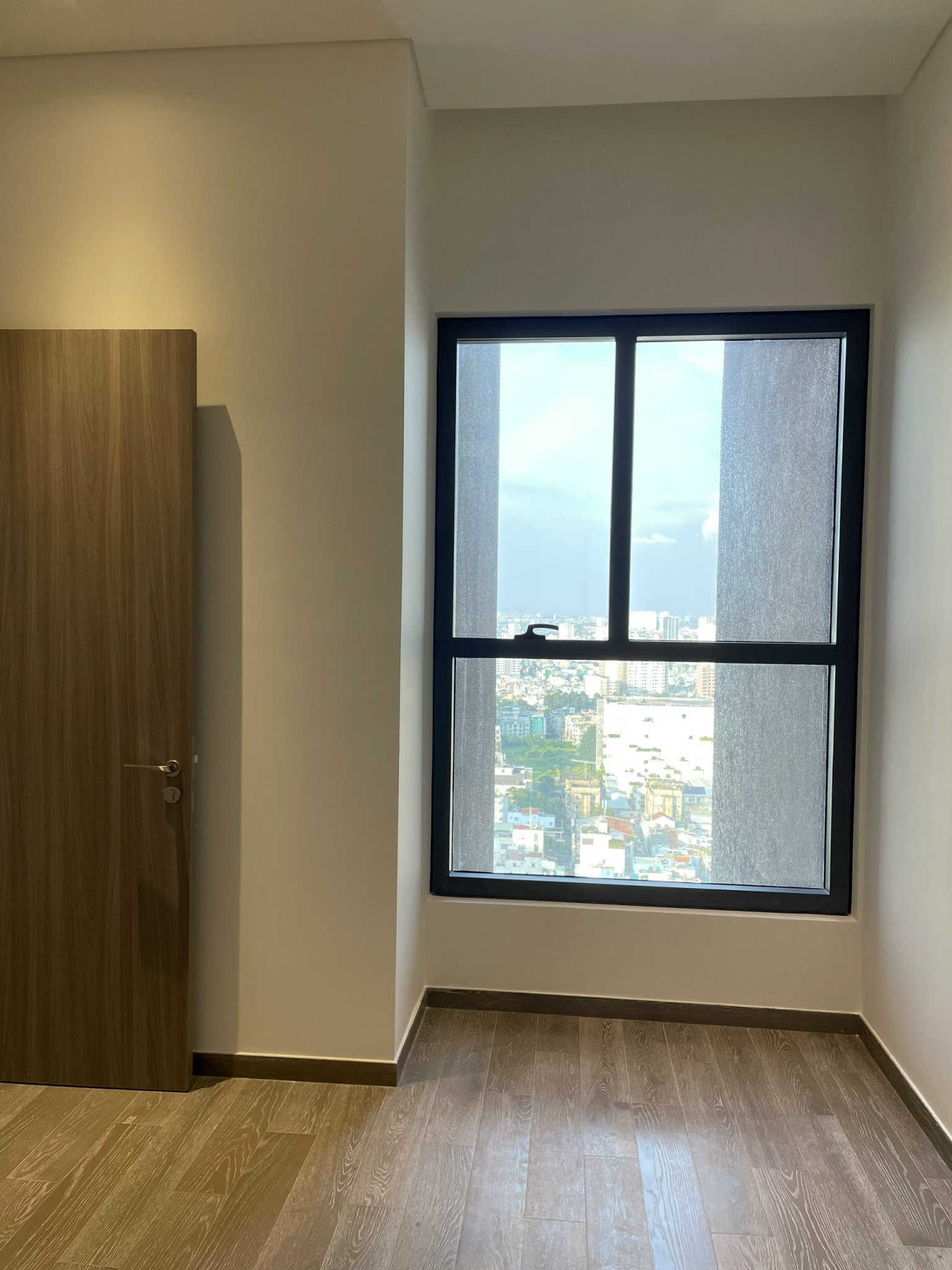 Bán căn hộ cao cấp The MarQ, Quận 1 có 2 phòng ngủ, lầu cao, view Landmark 10