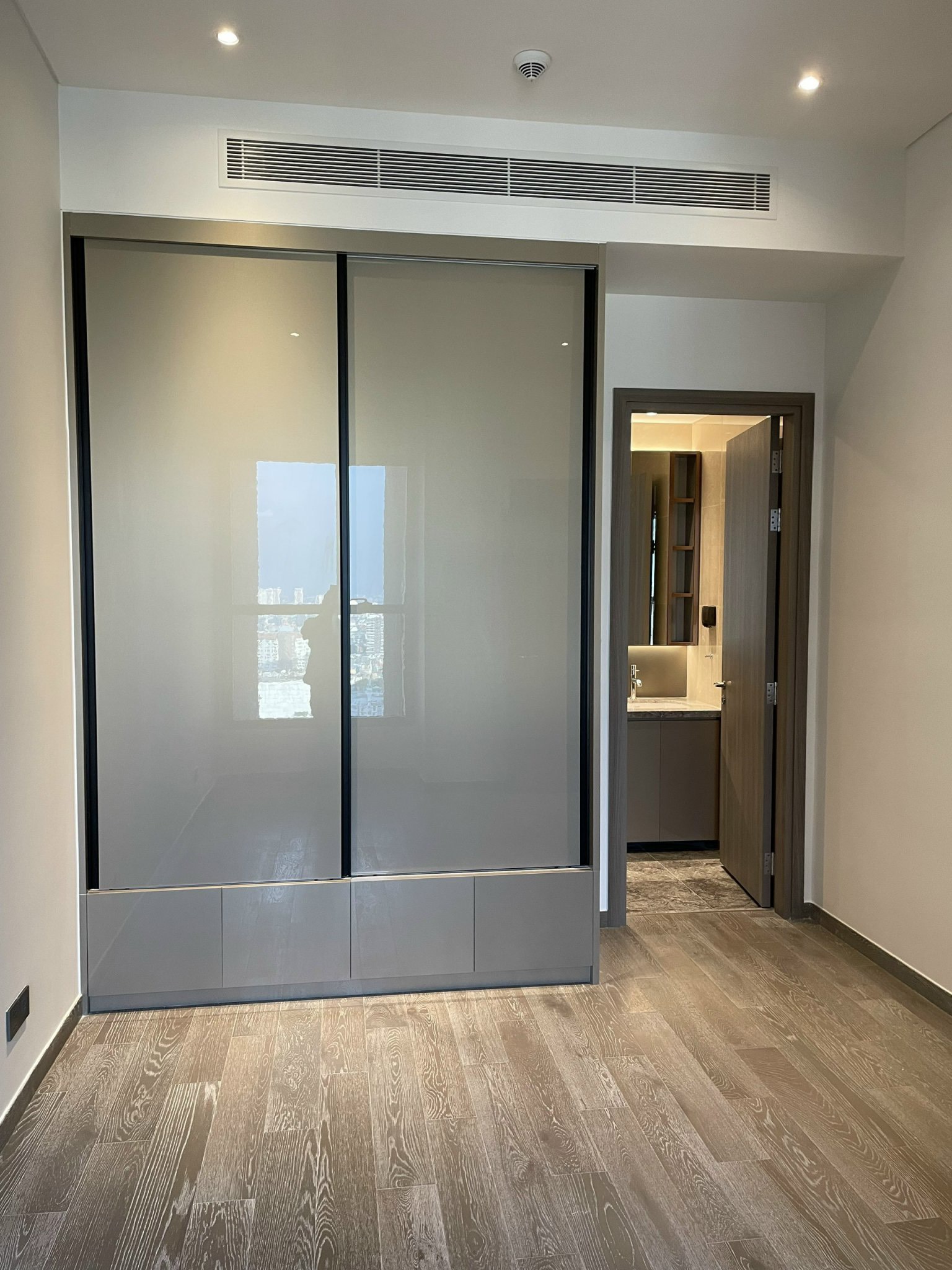 Bán căn hộ cao cấp The MarQ, Quận 1 có 2 phòng ngủ, lầu cao, view Landmark 6