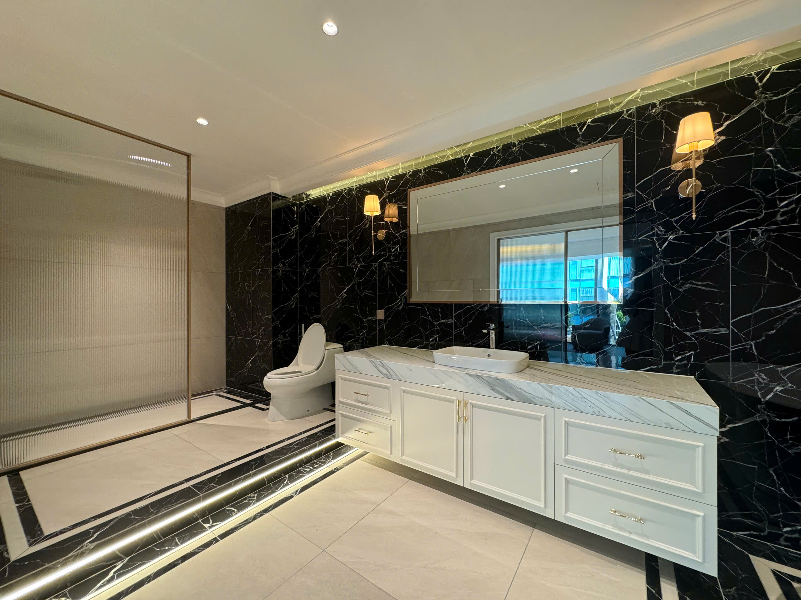 Bán hoặc cho thuê căn hộ cao cấp Vincom Center Quận 1 có 3 phòng ngủ, đầy đủ nội thất 6