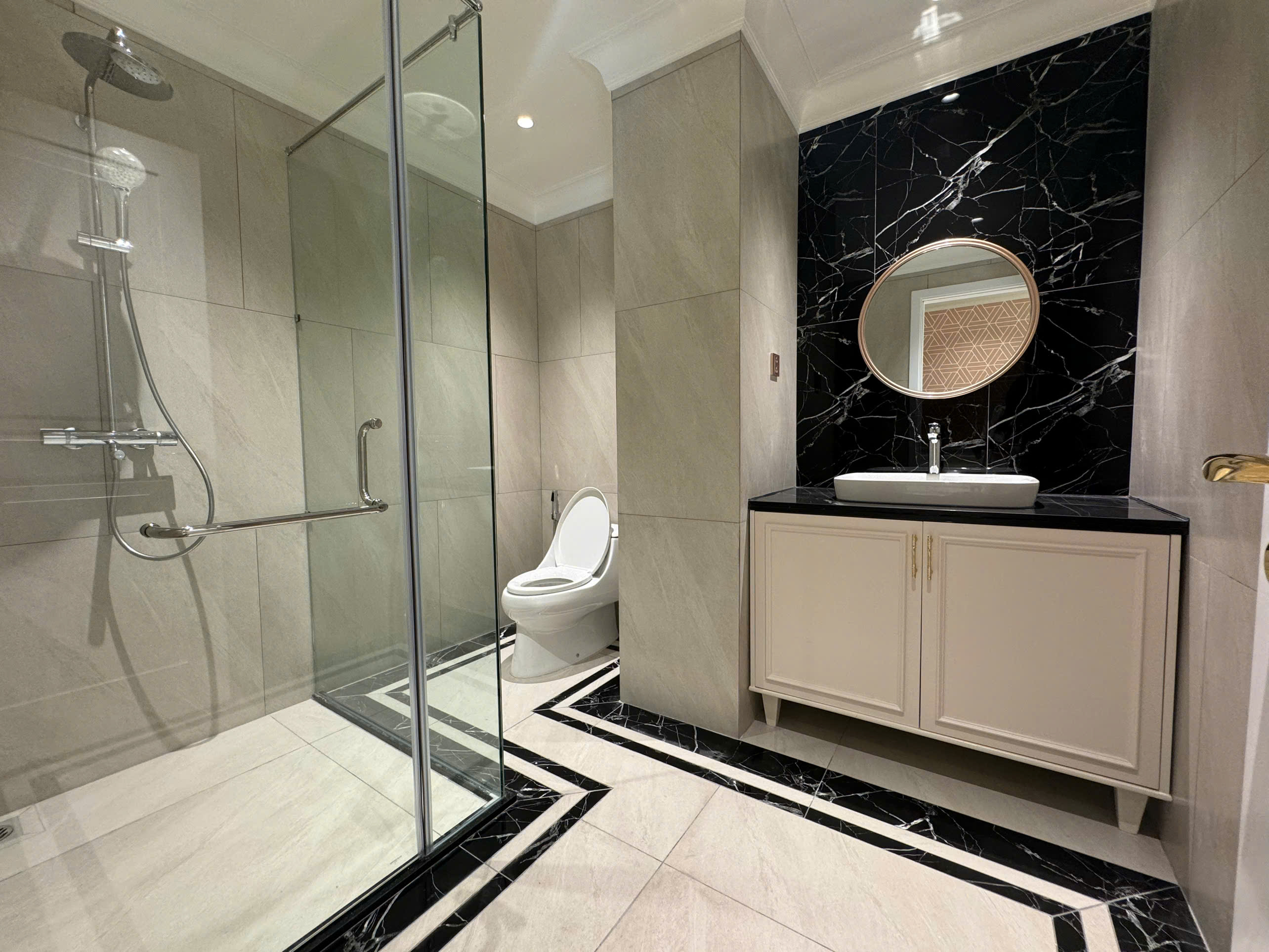 Bán hoặc cho thuê căn hộ cao cấp Vincom Center Quận 1 có 3 phòng ngủ, đầy đủ nội thất 2