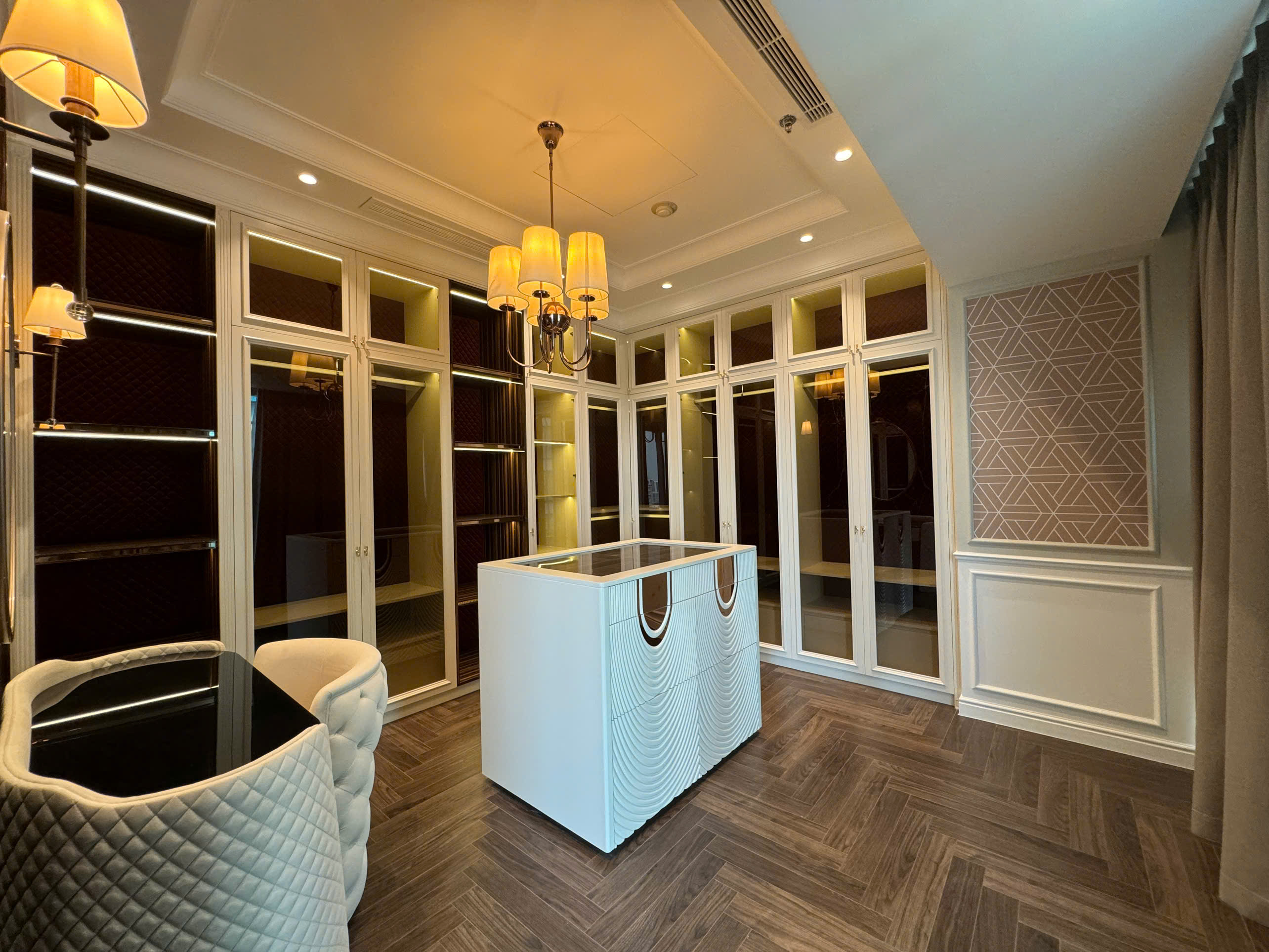 Bán hoặc cho thuê căn hộ cao cấp Vincom Center Quận 1 có 3 phòng ngủ, đầy đủ nội thất 1