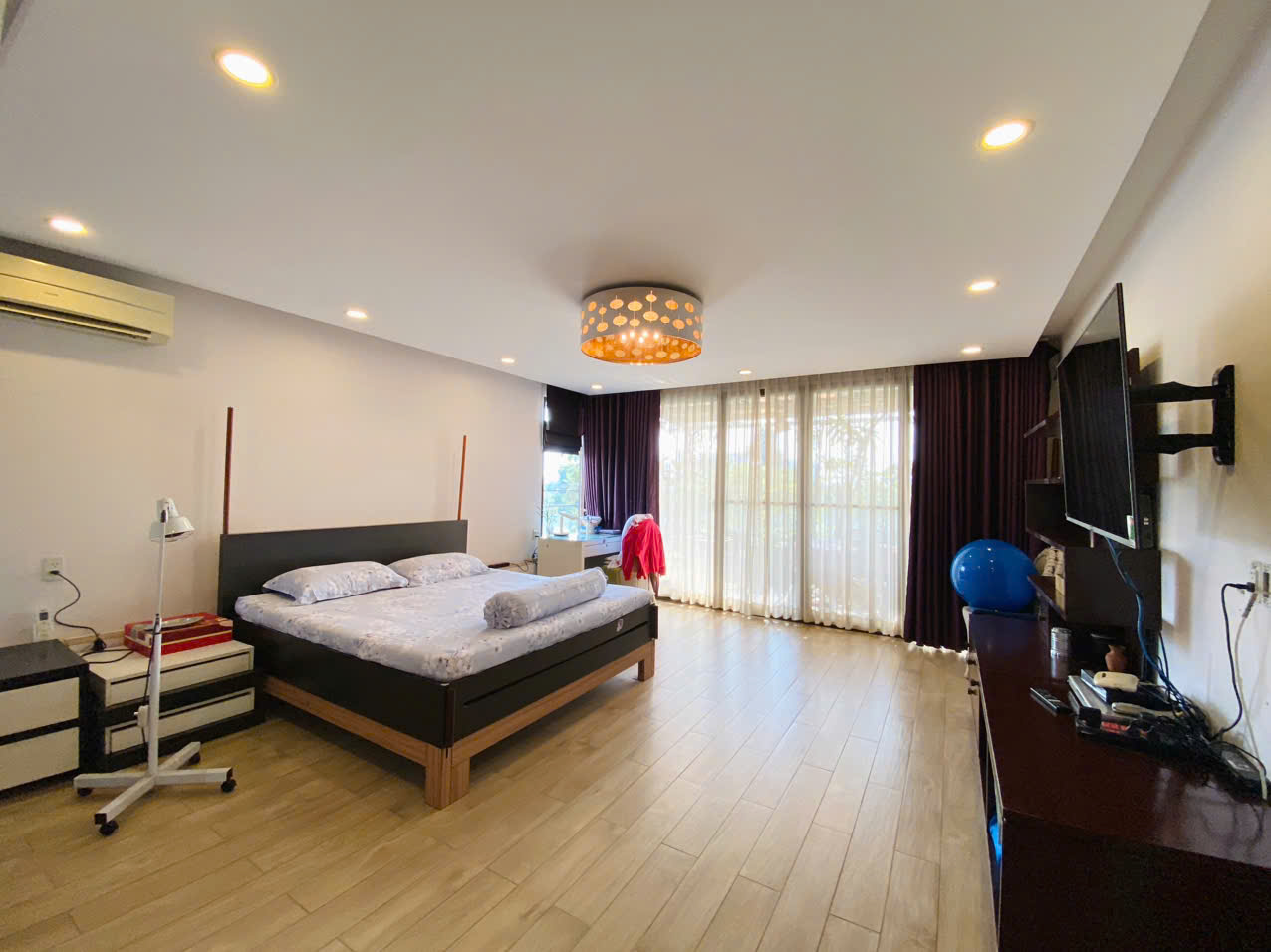 Bán hoặc cho thuê căn hộ Panorama Phú Mỹ Hưng, Quận 7 có 2 phòng ngủ, 2 ban công rộng, sân vườn 15