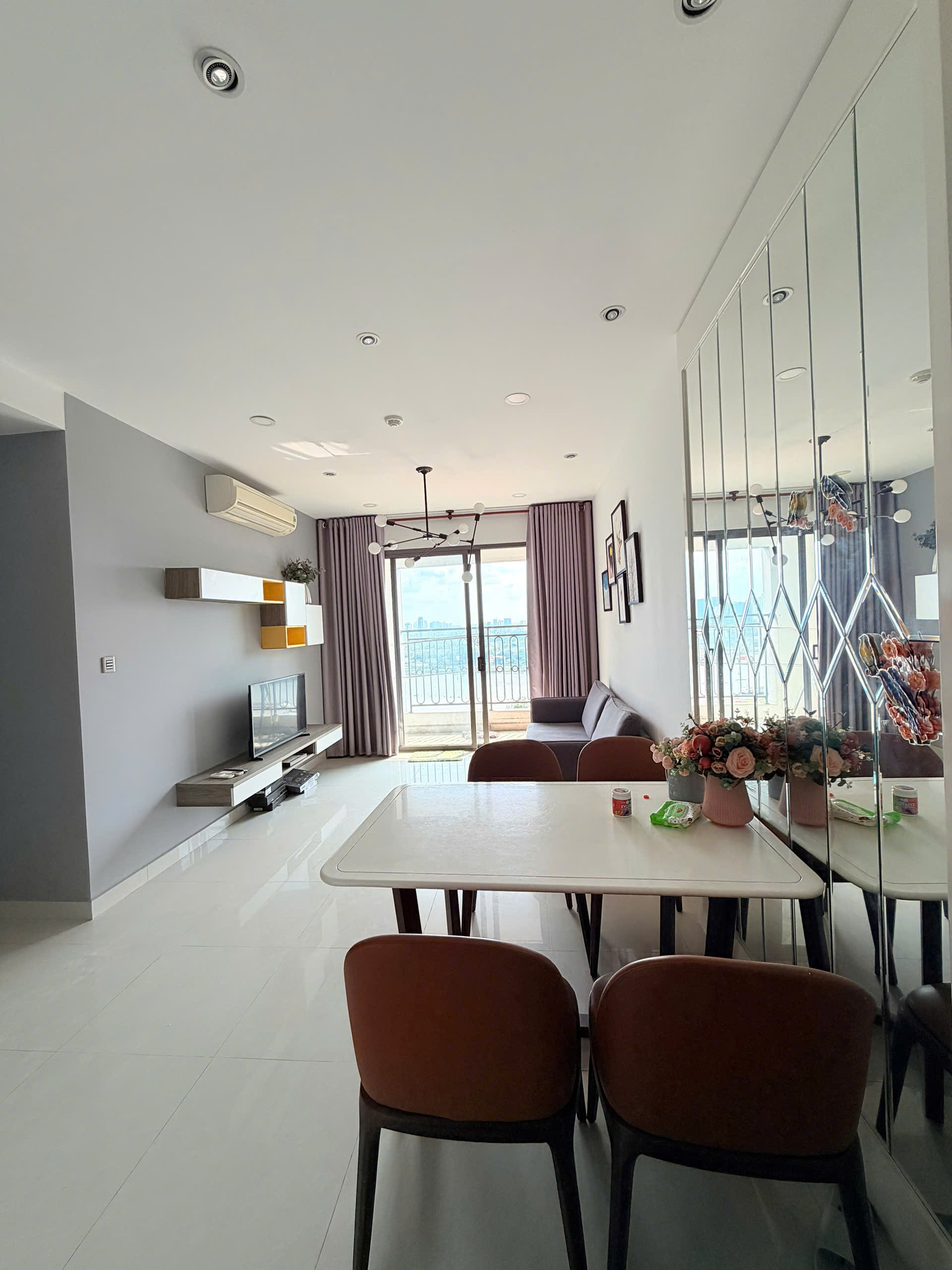 Cho thuê căn hộ Saigon Royal Riverside, Quận 4 căn góc thiết kế 2 phòng ngủ lầu 19 view sông – 88m2
