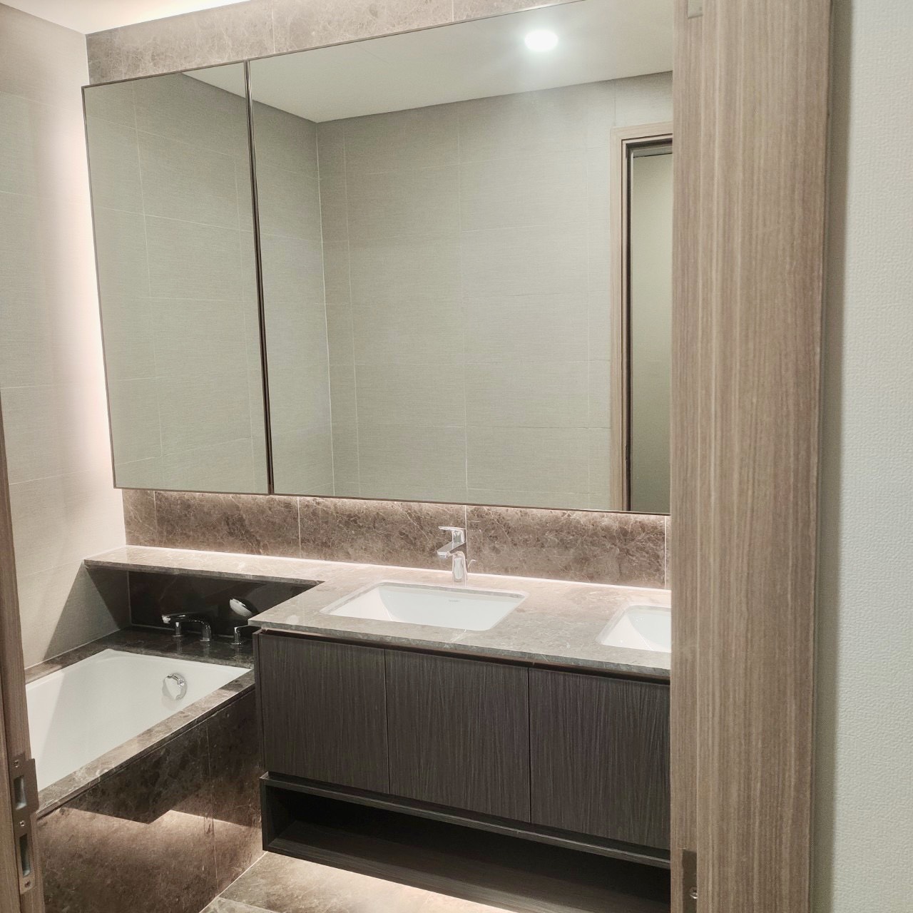 The River Thu Thiem apartment for rent, District 2, has 3 bedrooms, river view and Landmark 81 12