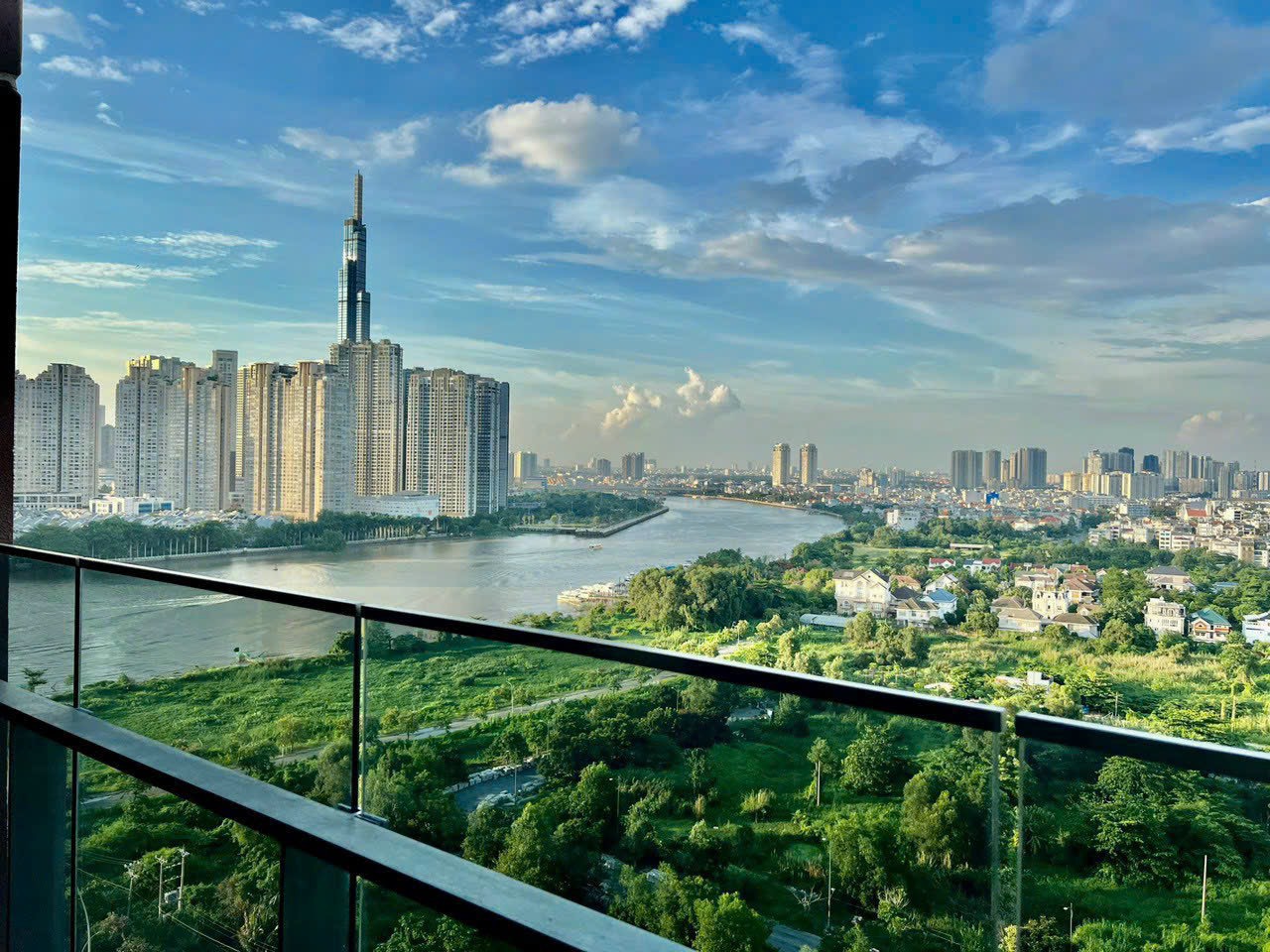The River Thu Thiem apartment for rent, District 2, has 3 bedrooms, river view and Landmark 81