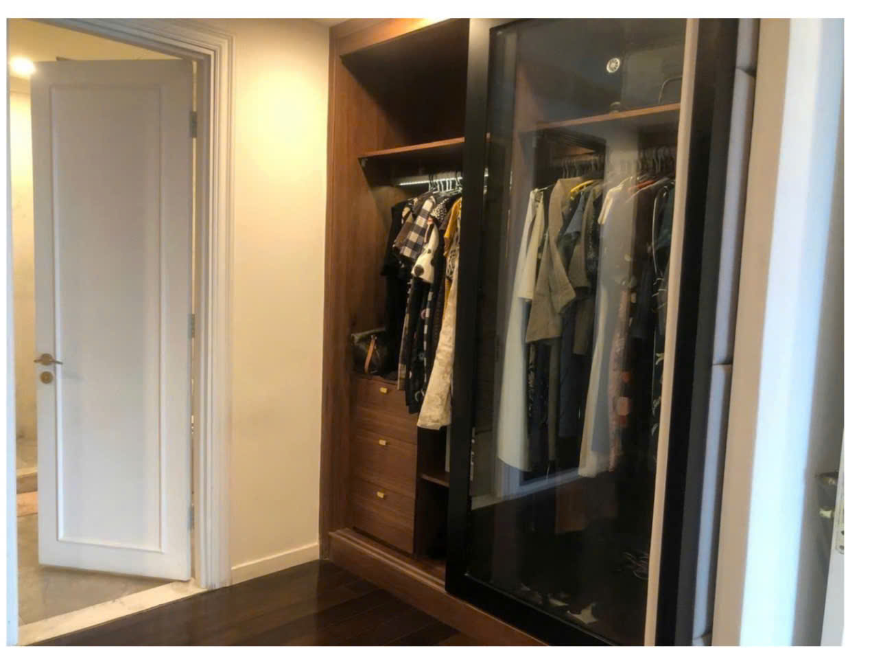 Bán căn hộ Vincom Center Lê Thánh Tôn, Quận 1 thiết kế 3 phòng ngủ, đầy đủ nội thất 1