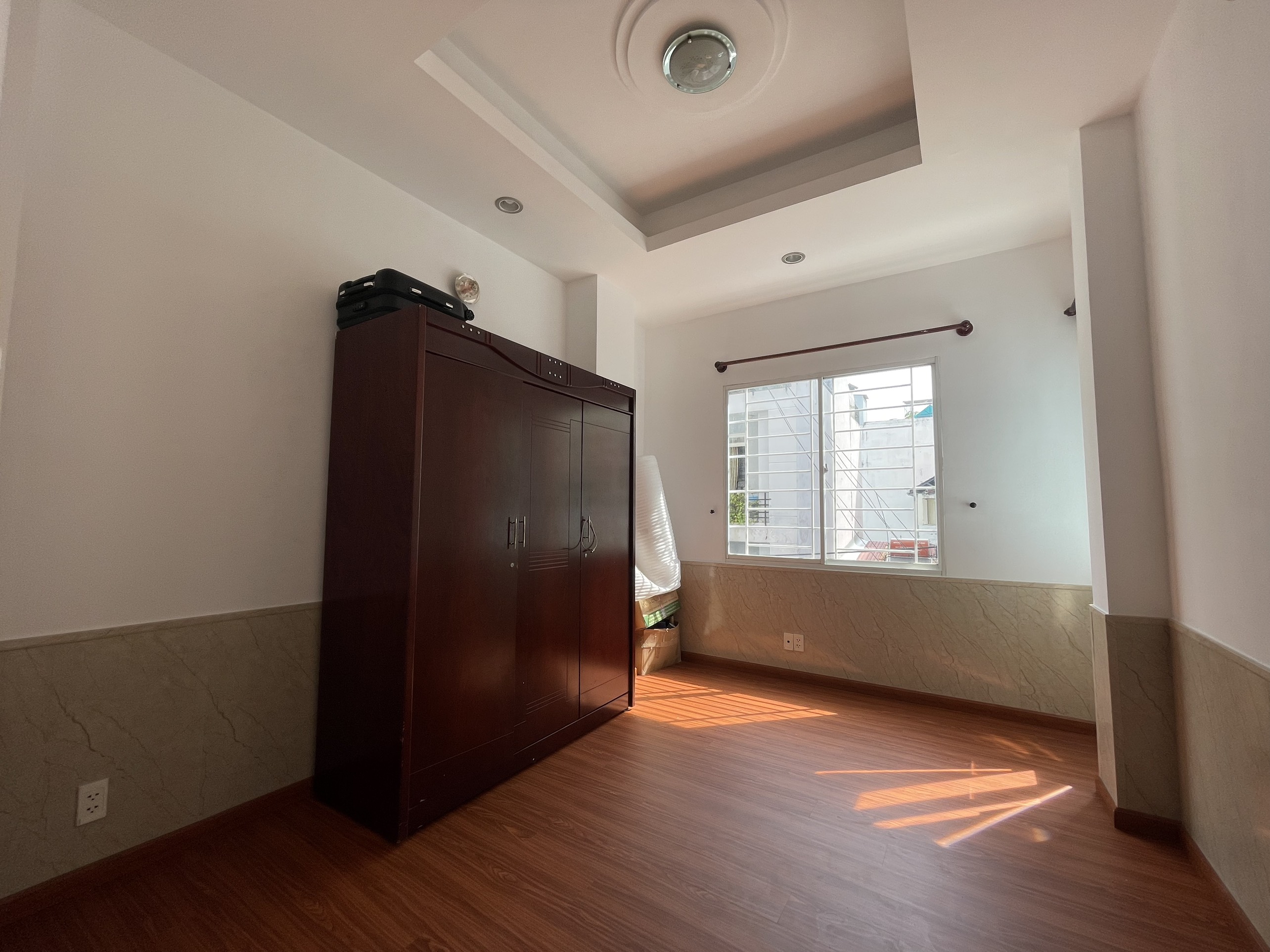 Cho thuê chung cư 212 Nguyễn Trãi, Quận 1 có 2 phòng ngủ, căn góc vị trí trung tâm gần chợ 6