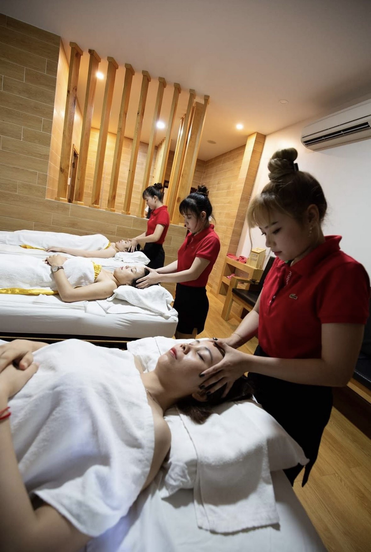 Bán khách sạn Diamond Hotel Phường Tân Quy, Quận 7 căn góc 2 mặt tiền 1