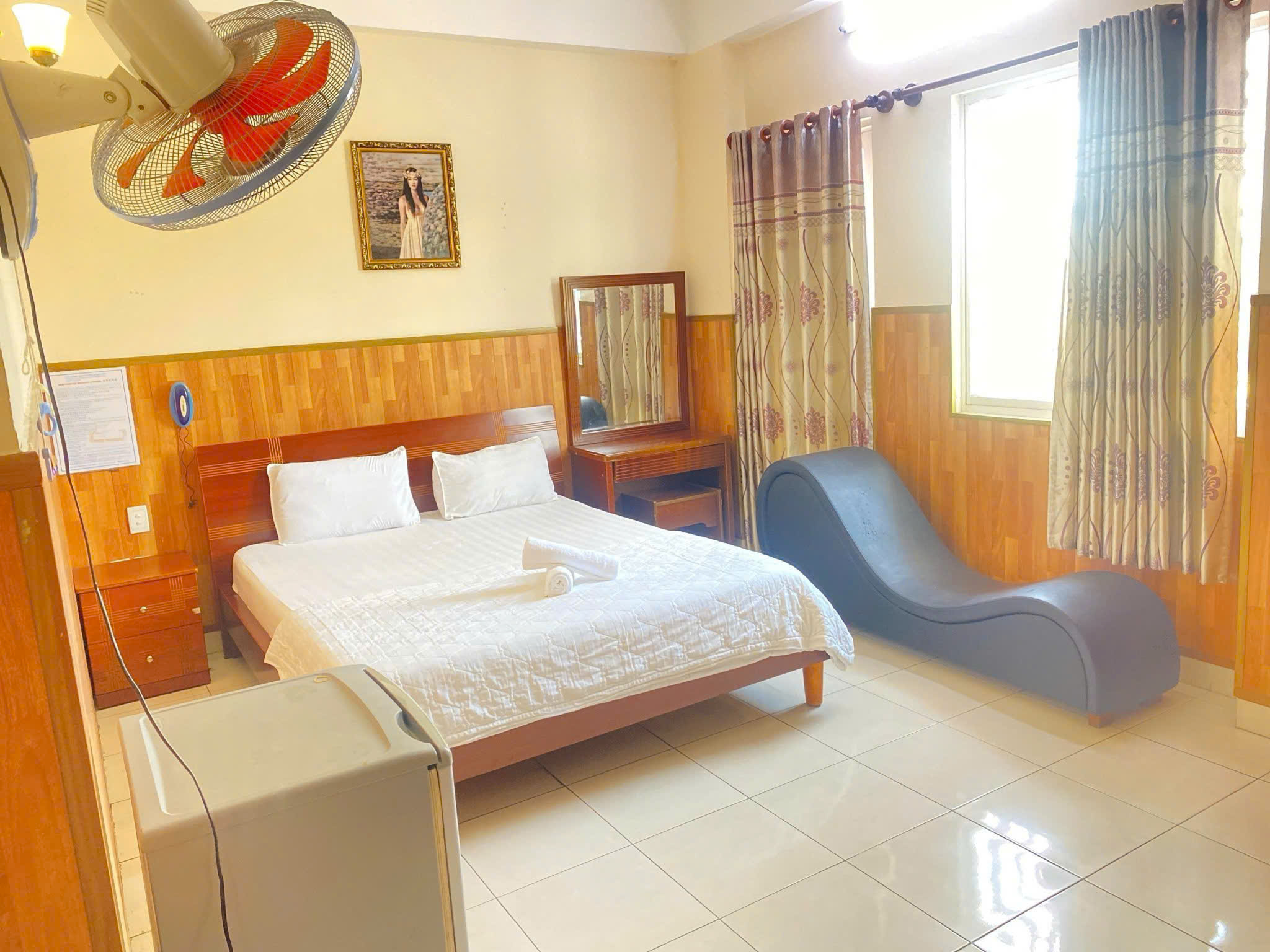 Bán hoặc cho thuê khách sạn Nam Phương Hoàng Hậu, KDC Trung Sơn, Bình Chánh có 2 mặt tiền 53 phòng 14