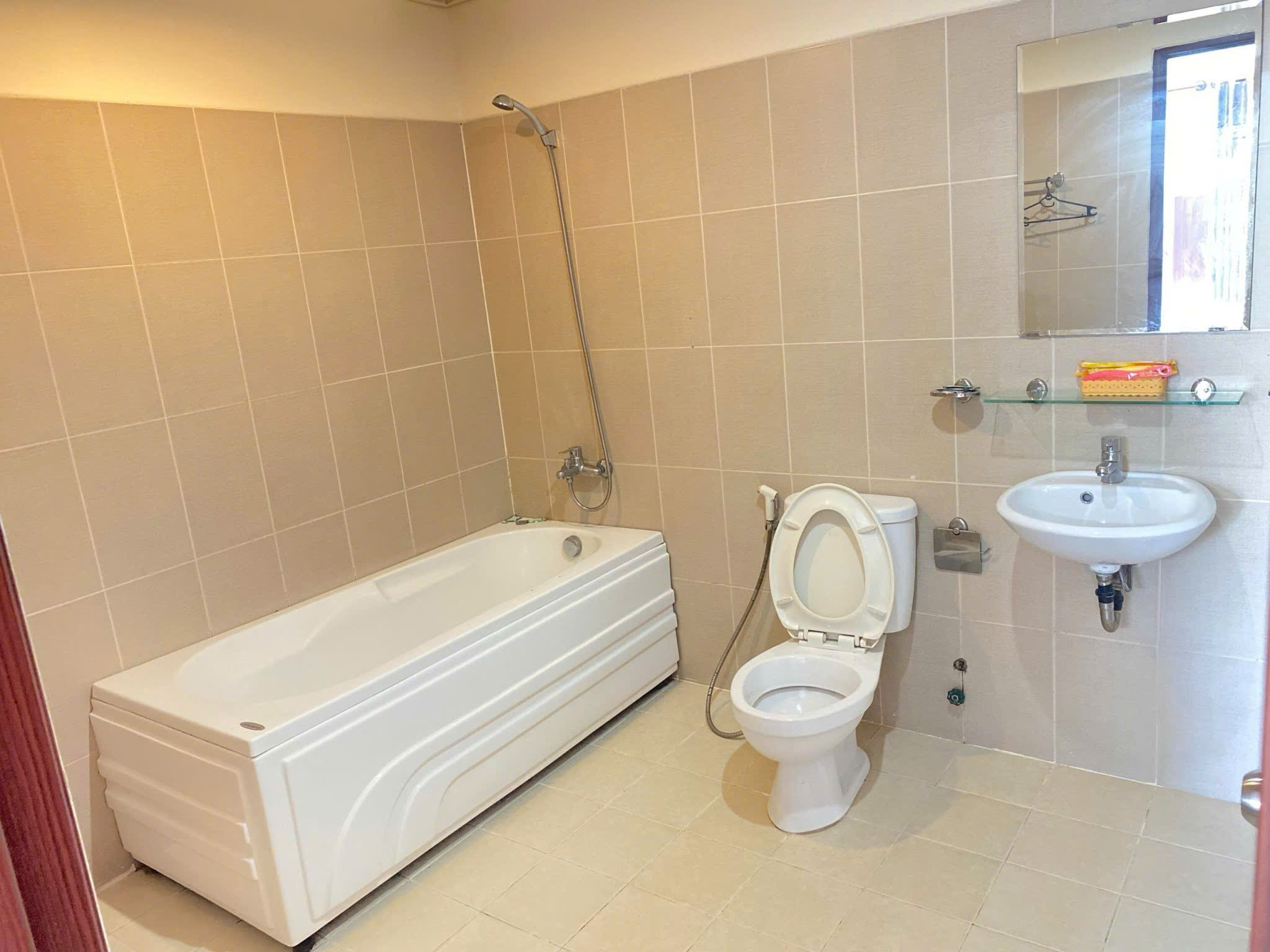 Bán hoặc cho thuê khách sạn Nam Phương Hoàng Hậu, KDC Trung Sơn, Bình Chánh có 2 mặt tiền 53 phòng 4