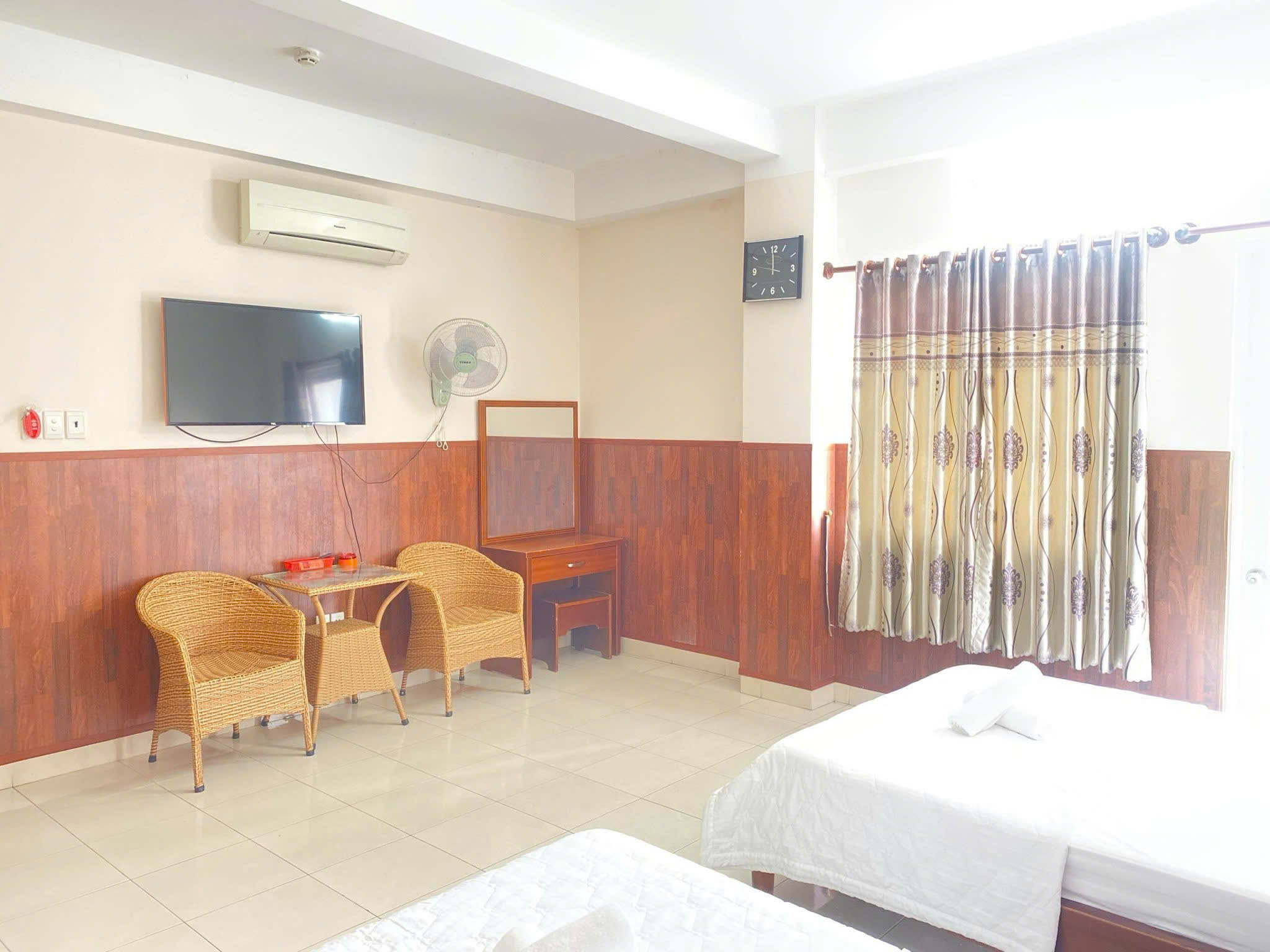 Bán hoặc cho thuê khách sạn Nam Phương Hoàng Hậu, KDC Trung Sơn, Bình Chánh có 2 mặt tiền 53 phòng 13