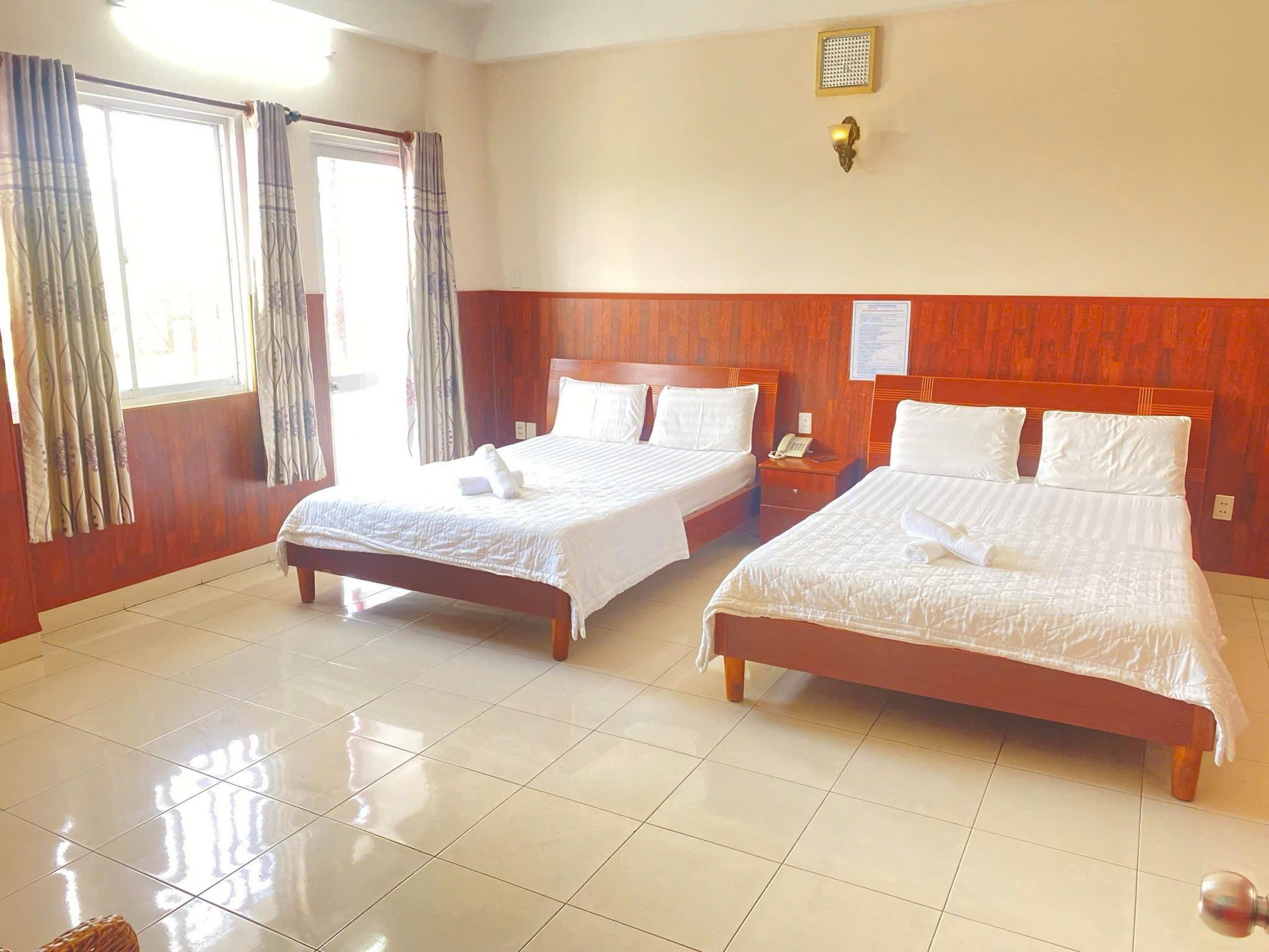 Bán hoặc cho thuê khách sạn Nam Phương Hoàng Hậu, KDC Trung Sơn, Bình Chánh có 2 mặt tiền 53 phòng 8