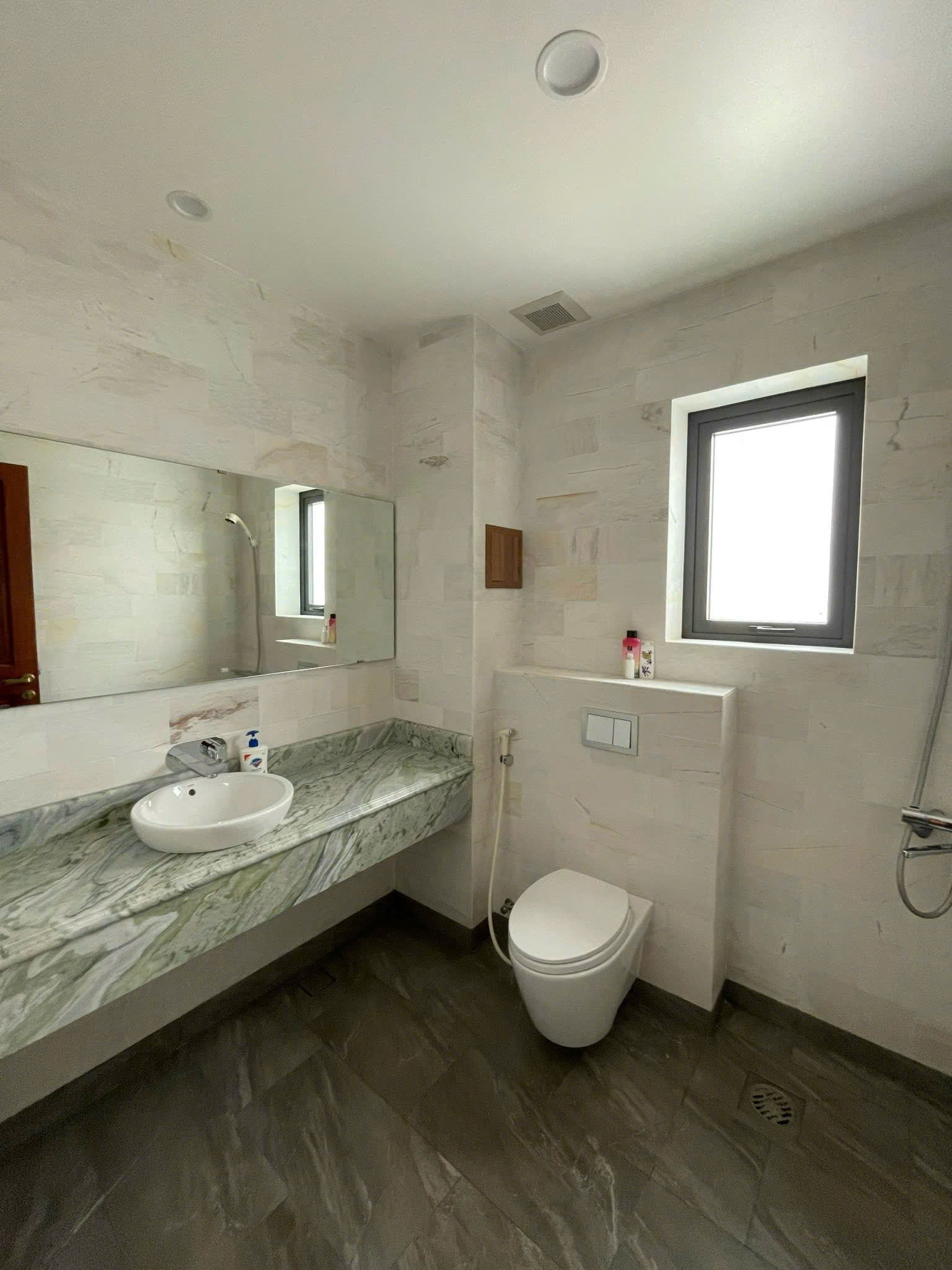 Cho thuê khách sạn Hưng Phước 3, Phú Mỹ Hưng, Quận 7 xây 7 tầng có 16 phòng, thang máy, kế công viên 13